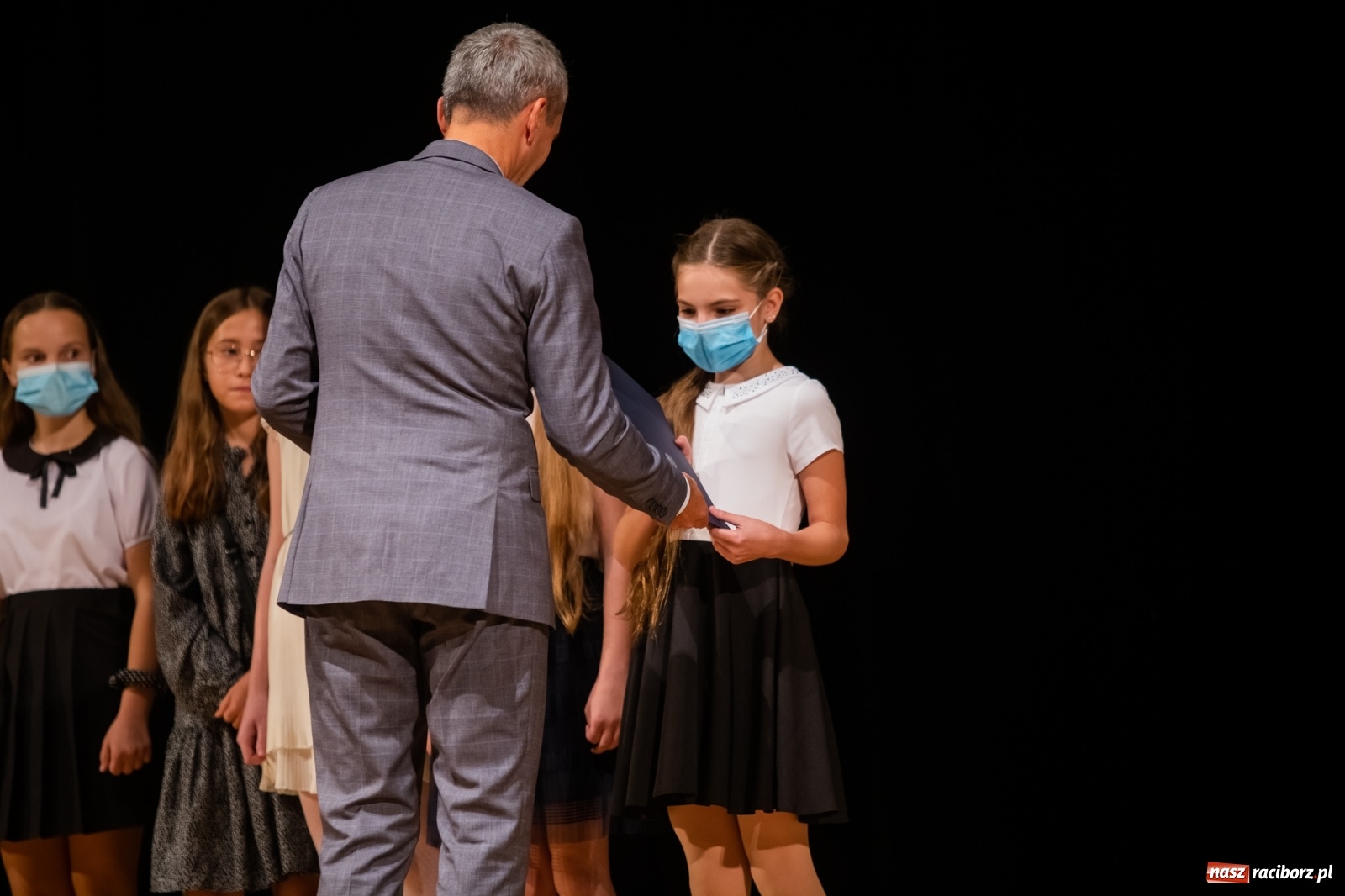 Zdjęcie w galerii na portalu naszraciborz.pl: Prymuski i prymusi raciborskich szkół z dyplomami od prezydenta [FOTO i WIDEO] wiadomości z regionu