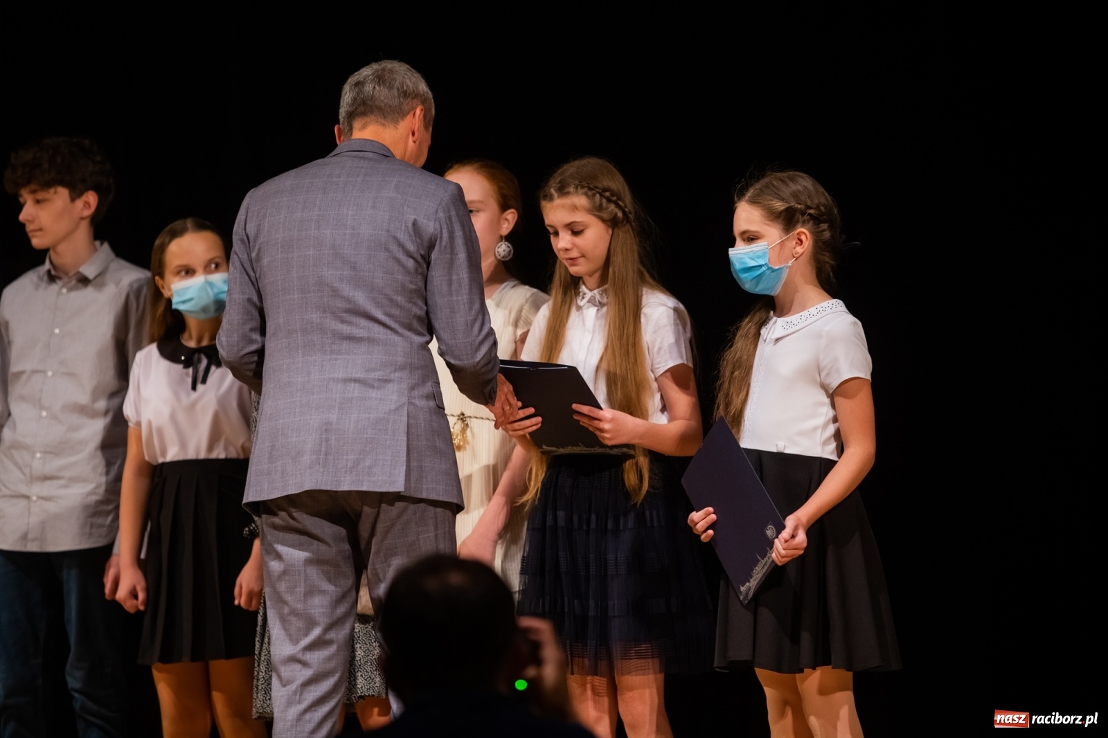 Zdjęcie w galerii na portalu naszraciborz.pl: Prymuski i prymusi raciborskich szkół z dyplomami od prezydenta [FOTO i WIDEO] wiadomości z regionu