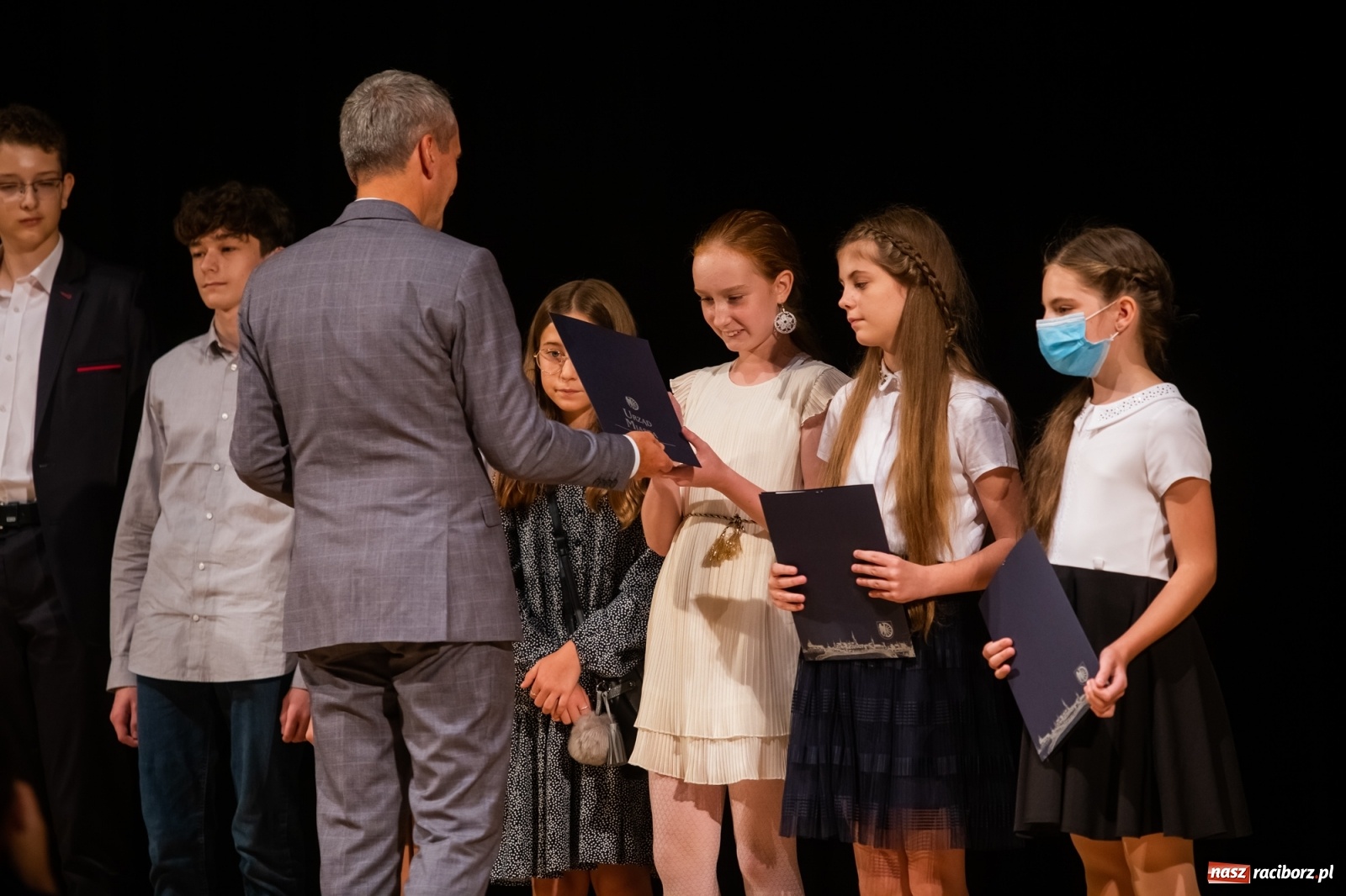 Zdjęcie w galerii na portalu naszraciborz.pl: Prymuski i prymusi raciborskich szkół z dyplomami od prezydenta [FOTO i WIDEO] wiadomości z regionu