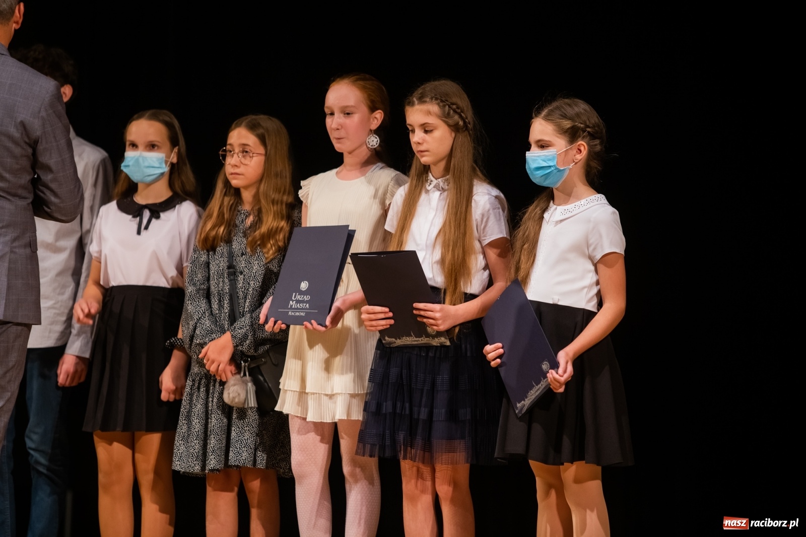 Zdjęcie w galerii na portalu naszraciborz.pl: Prymuski i prymusi raciborskich szkół z dyplomami od prezydenta [FOTO i WIDEO] wiadomości z regionu