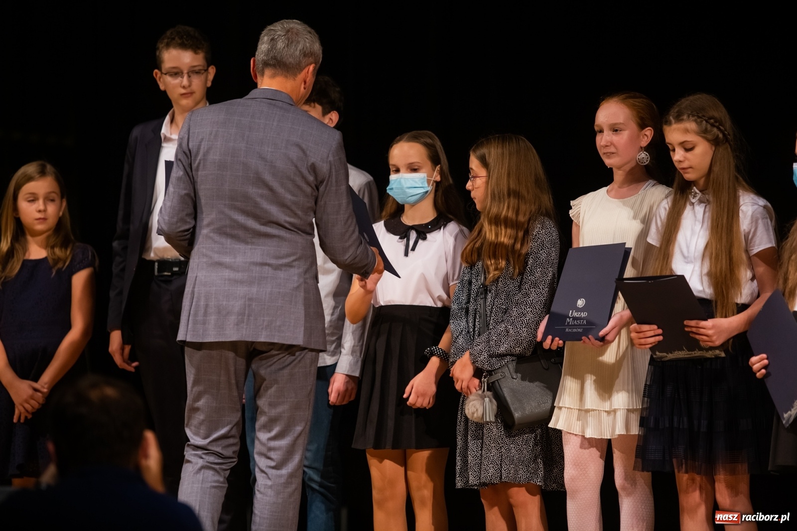 Zdjęcie w galerii na portalu naszraciborz.pl: Prymuski i prymusi raciborskich szkół z dyplomami od prezydenta [FOTO i WIDEO] wiadomości z regionu