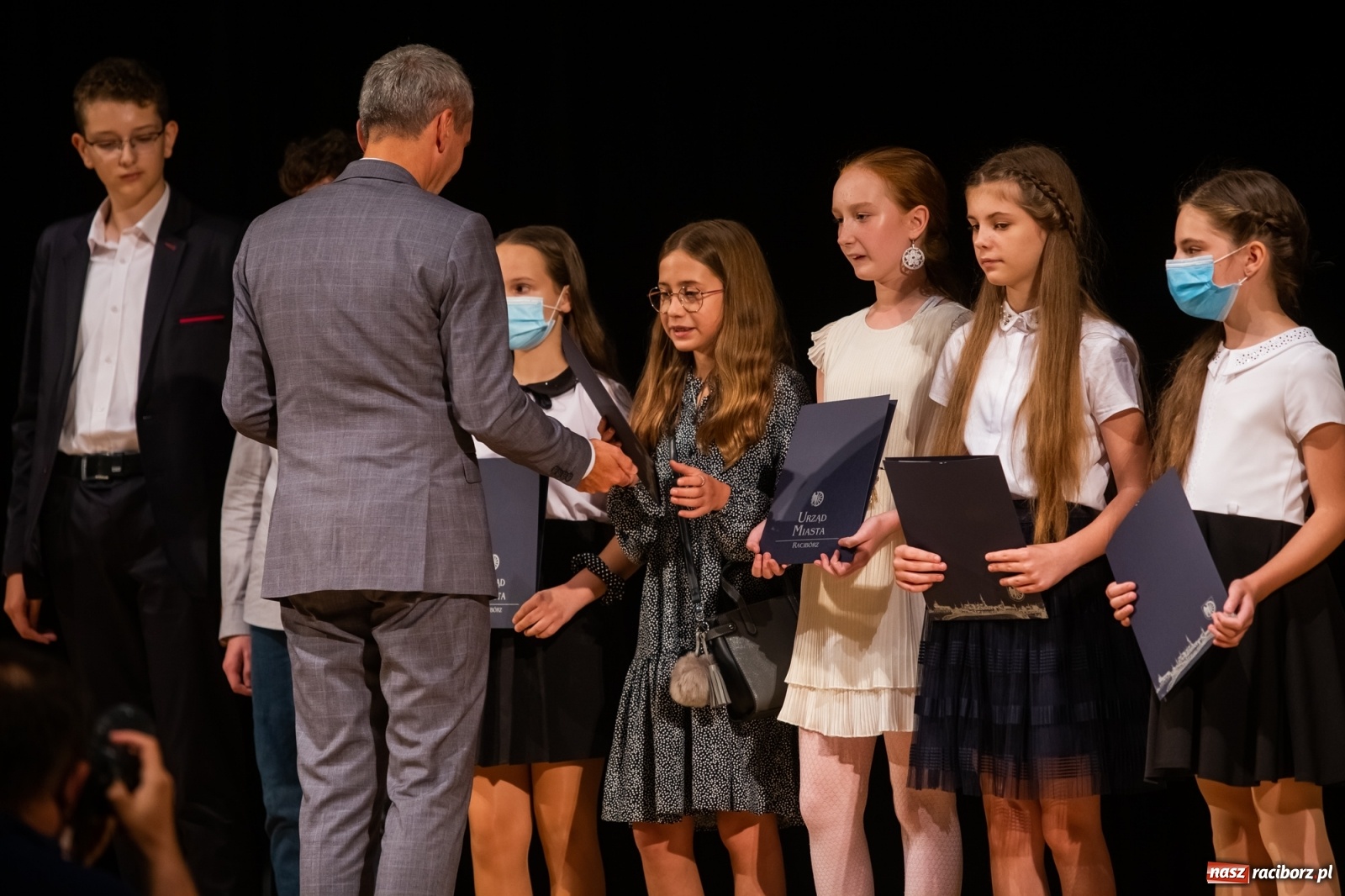 Zdjęcie w galerii na portalu naszraciborz.pl: Prymuski i prymusi raciborskich szkół z dyplomami od prezydenta [FOTO i WIDEO] wiadomości z regionu