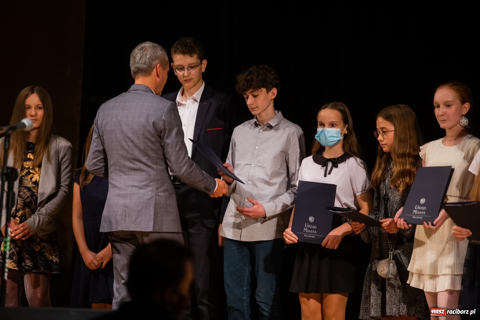 Zdjęcie w galerii na portalu naszraciborz.pl: Prymuski i prymusi raciborskich szkół z dyplomami od prezydenta [FOTO i WIDEO] wiadomości z regionu