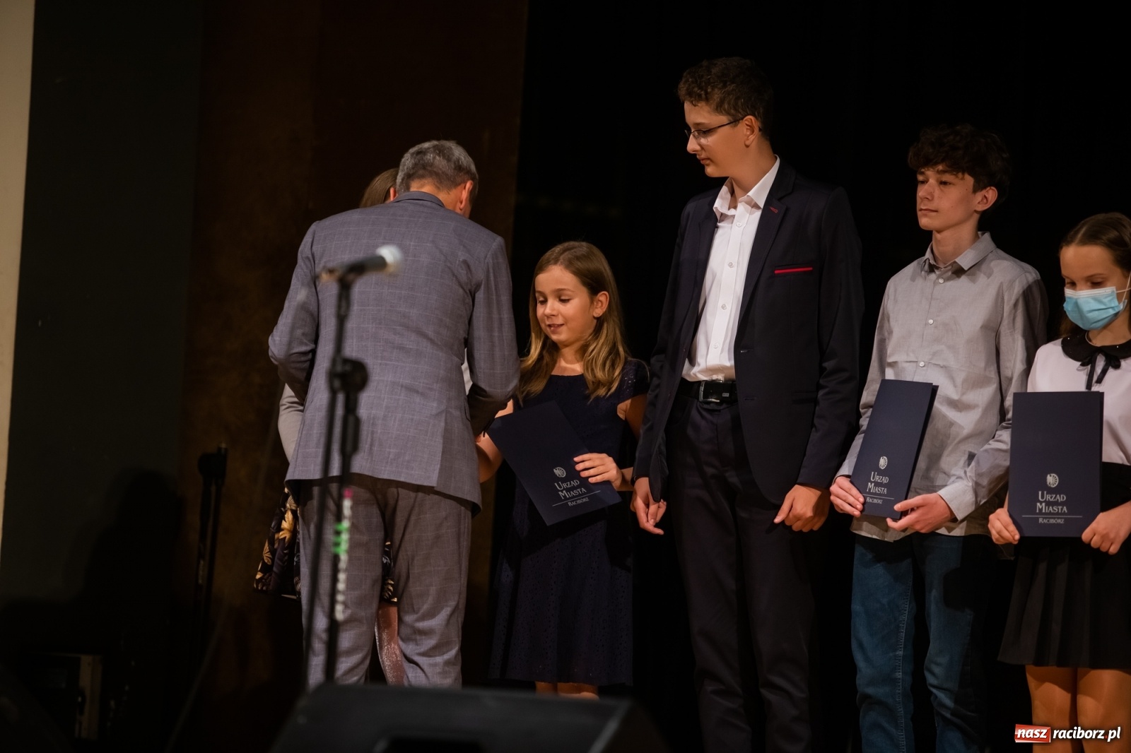 Zdjęcie w galerii na portalu naszraciborz.pl: Prymuski i prymusi raciborskich szkół z dyplomami od prezydenta [FOTO i WIDEO] wiadomości z regionu