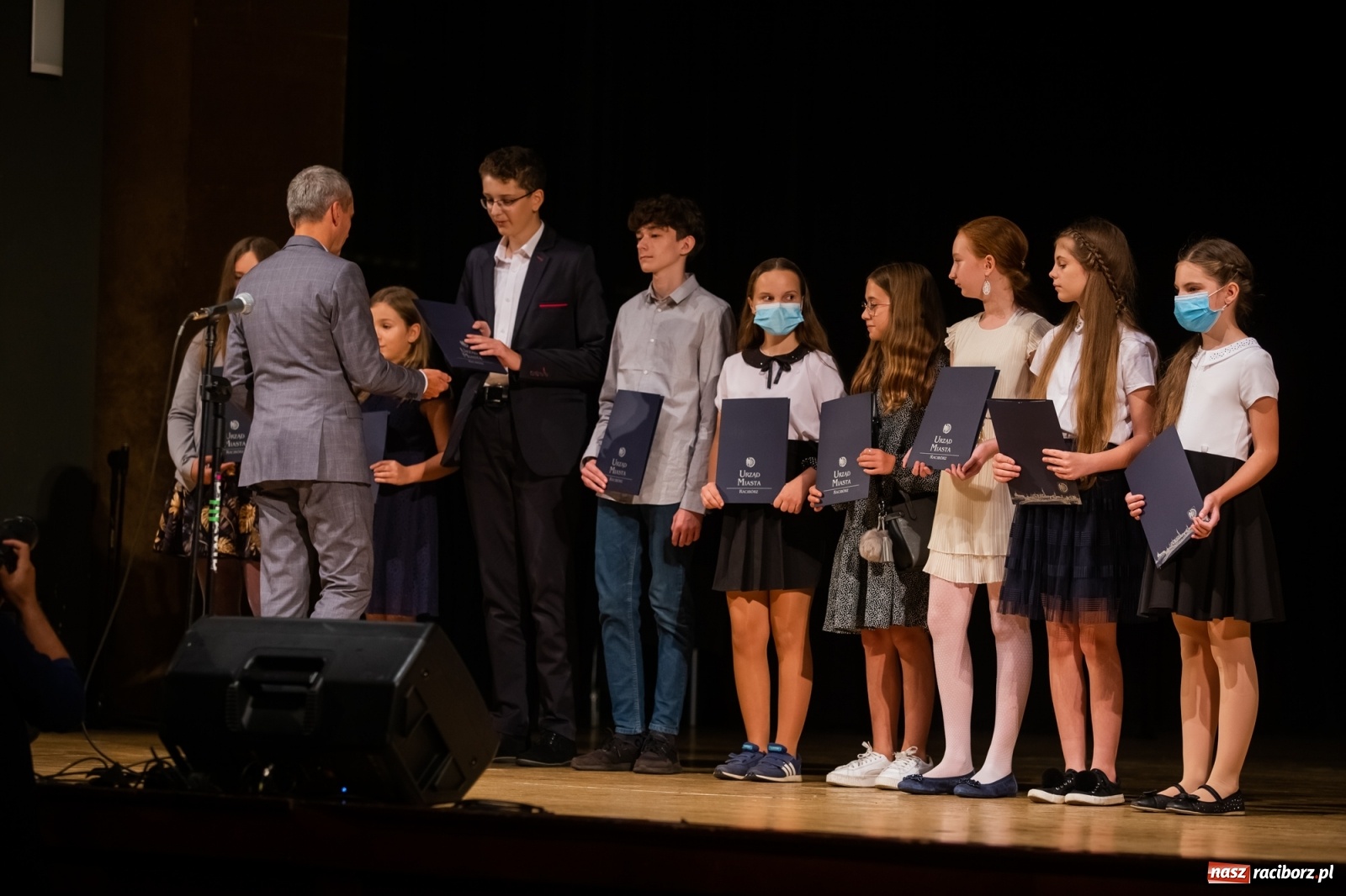 Zdjęcie w galerii na portalu naszraciborz.pl: Prymuski i prymusi raciborskich szkół z dyplomami od prezydenta [FOTO i WIDEO] wiadomości z regionu