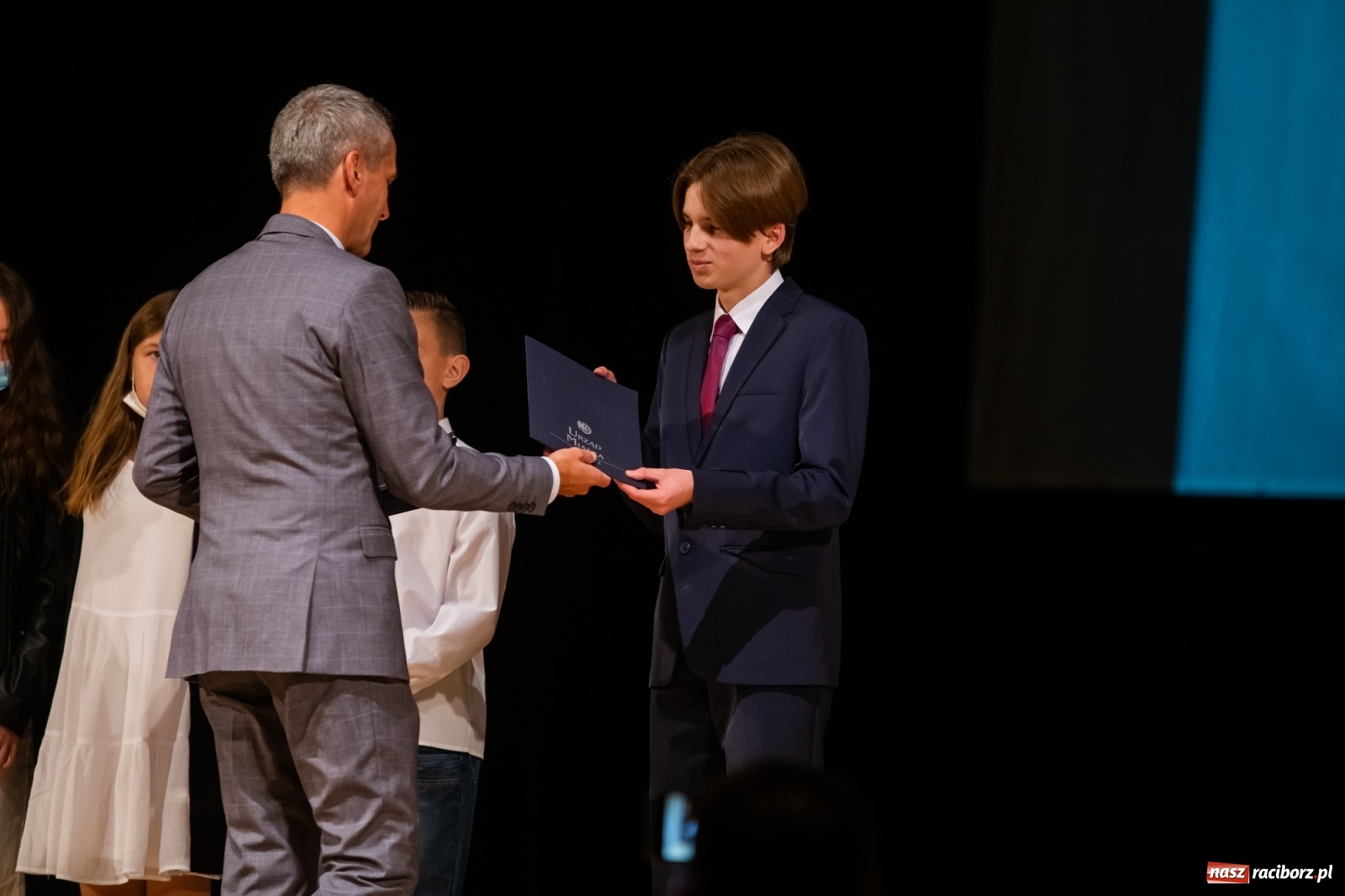 Zdjęcie w galerii na portalu naszraciborz.pl: Prymuski i prymusi raciborskich szkół z dyplomami od prezydenta [FOTO i WIDEO] wiadomości z regionu