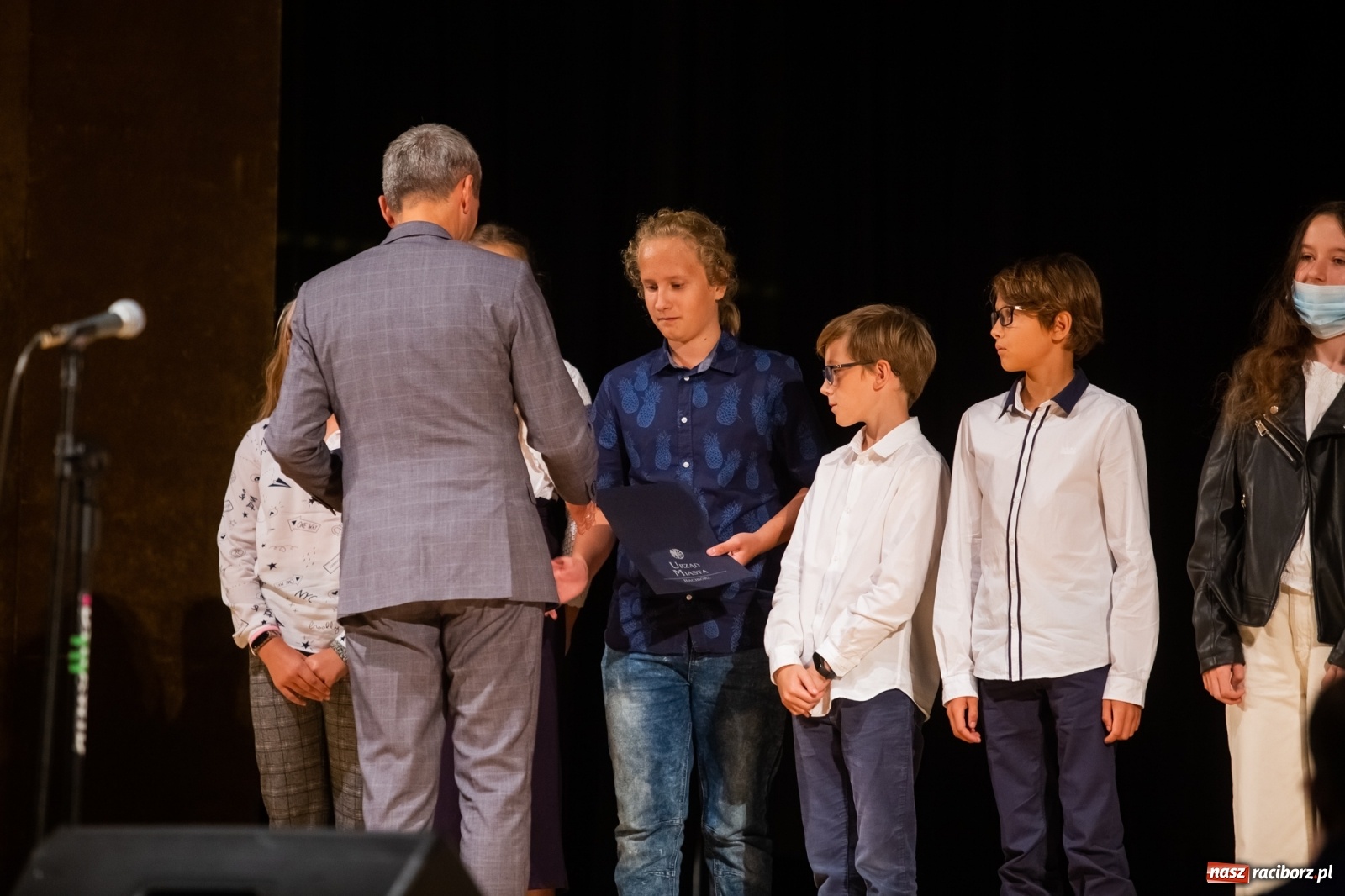 Zdjęcie w galerii na portalu naszraciborz.pl: Prymuski i prymusi raciborskich szkół z dyplomami od prezydenta [FOTO i WIDEO] wiadomości z regionu