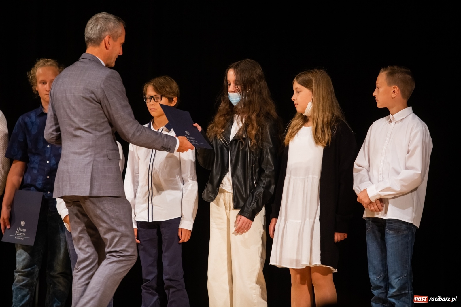 Zdjęcie w galerii na portalu naszraciborz.pl: Prymuski i prymusi raciborskich szkół z dyplomami od prezydenta [FOTO i WIDEO] wiadomości z regionu