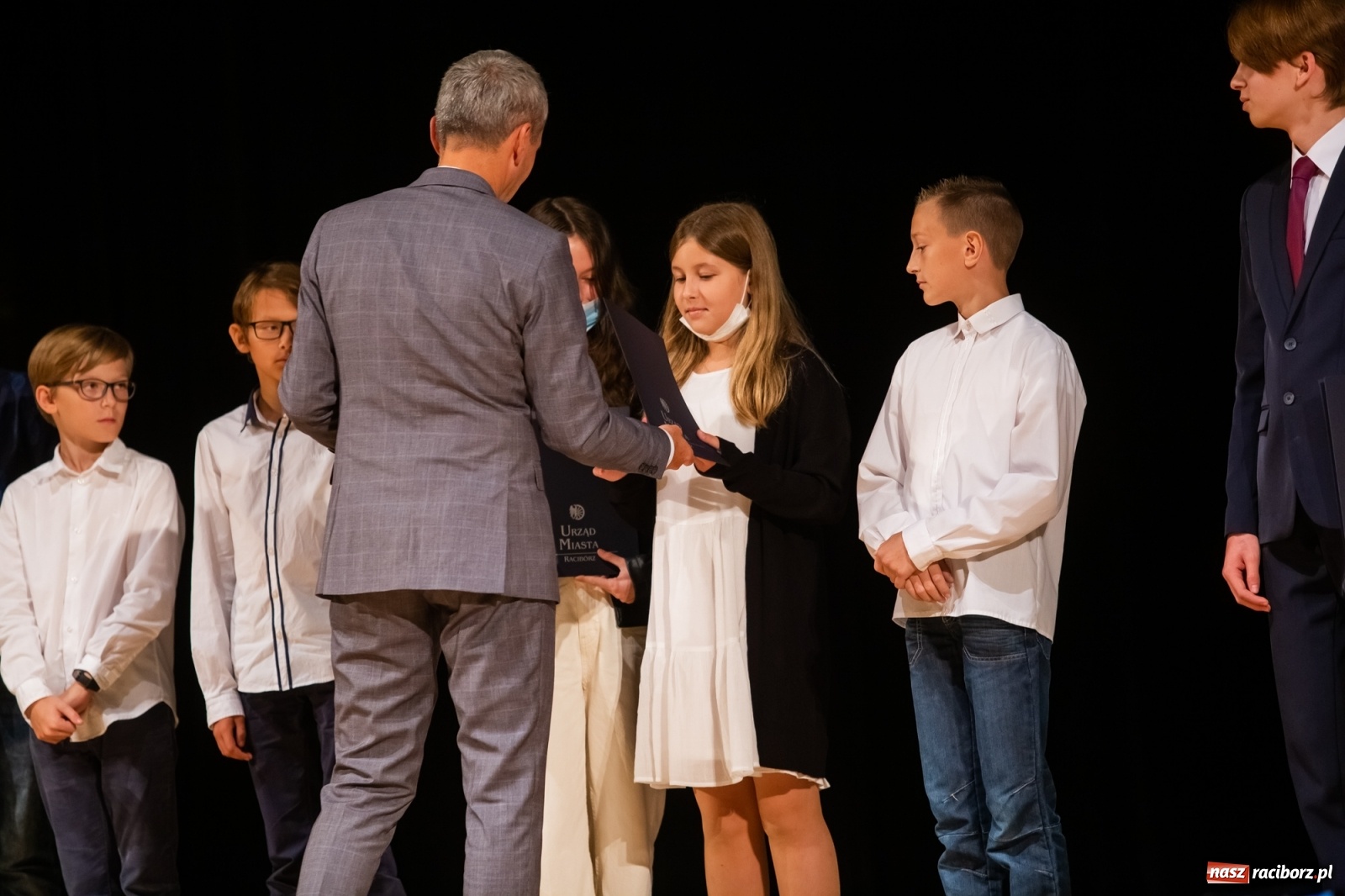 Zdjęcie w galerii na portalu naszraciborz.pl: Prymuski i prymusi raciborskich szkół z dyplomami od prezydenta [FOTO i WIDEO] wiadomości z regionu