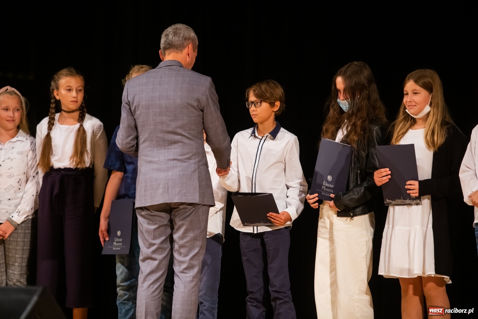 Zdjęcie w galerii na portalu naszraciborz.pl: Prymuski i prymusi raciborskich szkół z dyplomami od prezydenta [FOTO i WIDEO] wiadomości z regionu