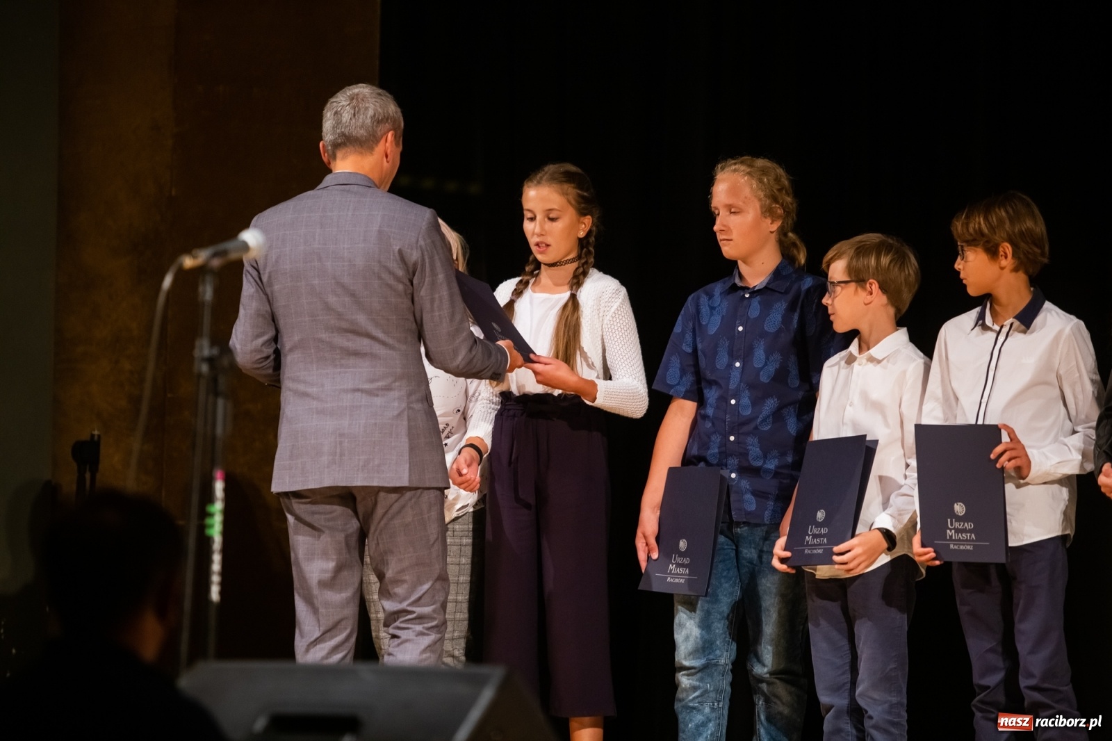 Zdjęcie w galerii na portalu naszraciborz.pl: Prymuski i prymusi raciborskich szkół z dyplomami od prezydenta [FOTO i WIDEO] wiadomości z regionu