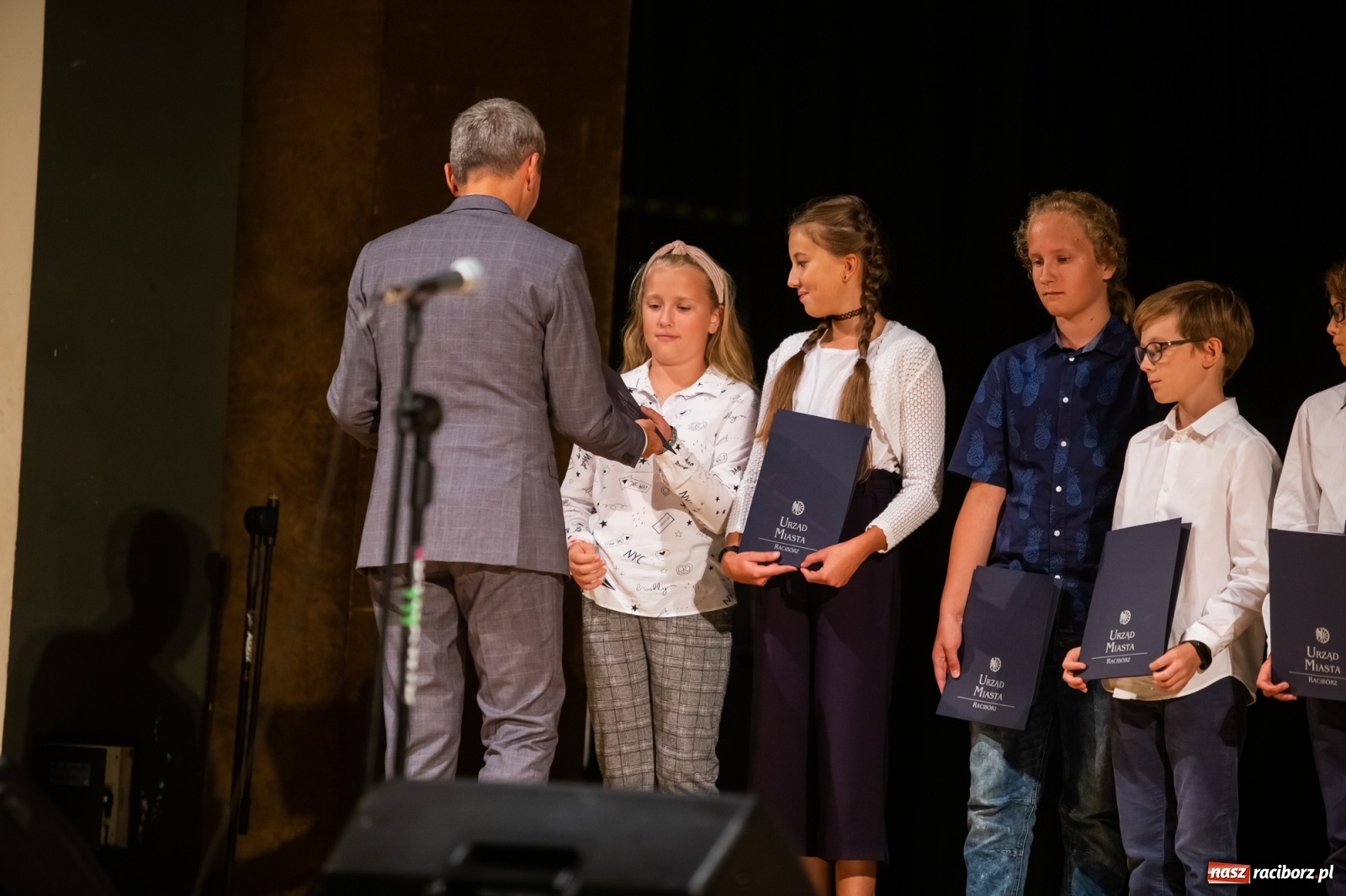 Zdjęcie w galerii na portalu naszraciborz.pl: Prymuski i prymusi raciborskich szkół z dyplomami od prezydenta [FOTO i WIDEO] wiadomości z regionu