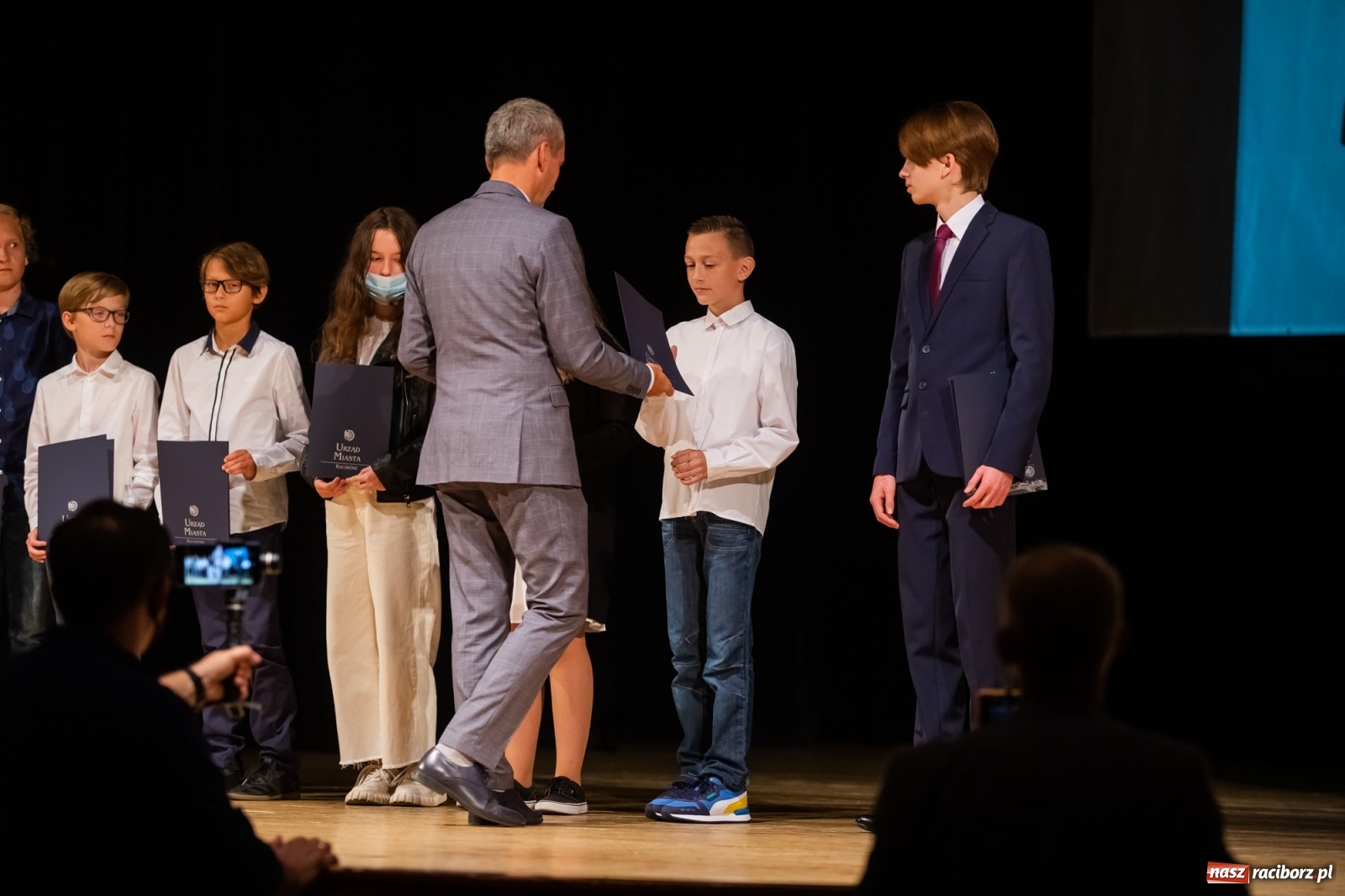 Zdjęcie w galerii na portalu naszraciborz.pl: Prymuski i prymusi raciborskich szkół z dyplomami od prezydenta [FOTO i WIDEO] wiadomości z regionu