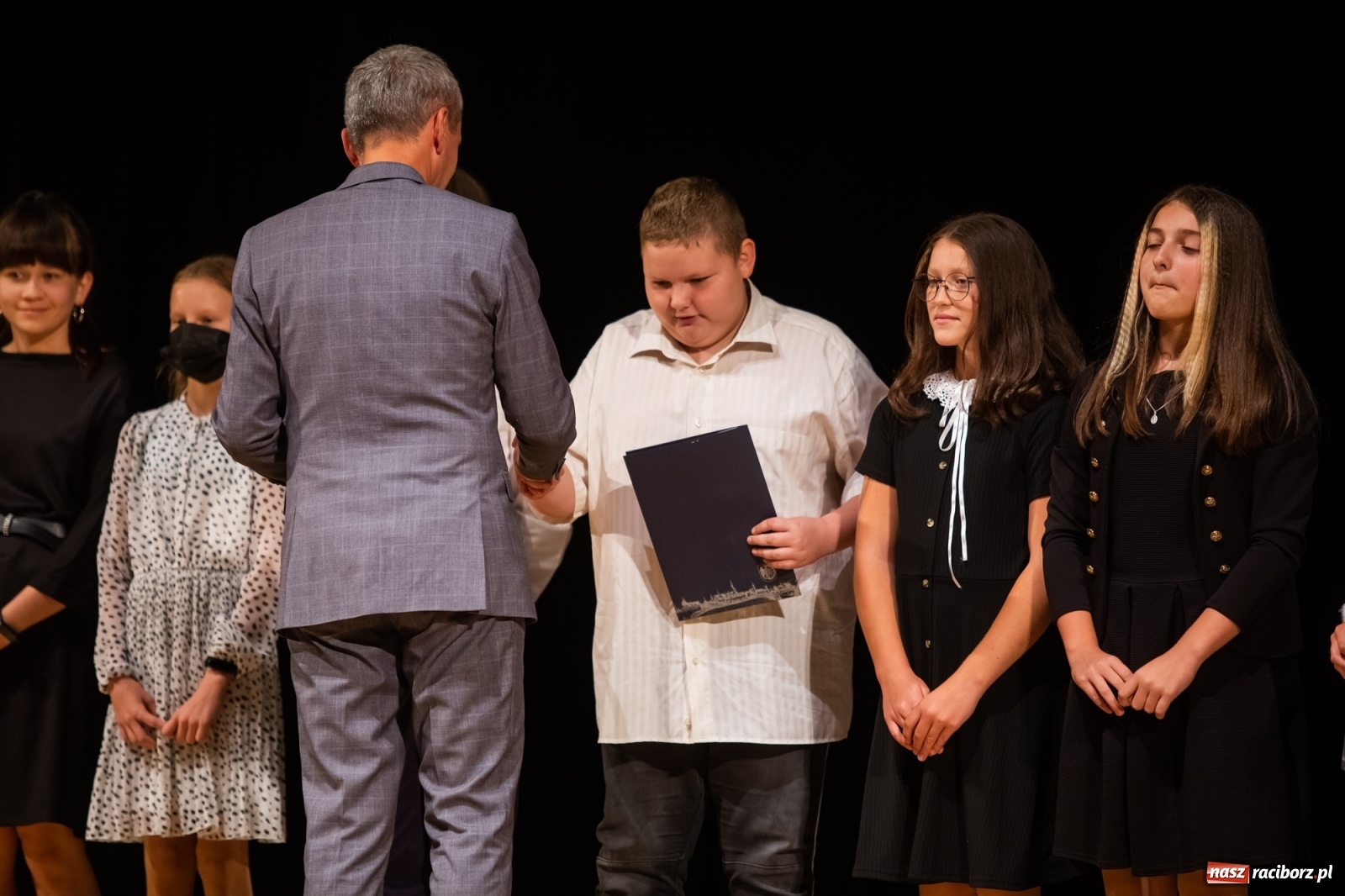 Zdjęcie w galerii na portalu naszraciborz.pl: Prymuski i prymusi raciborskich szkół z dyplomami od prezydenta [FOTO i WIDEO] wiadomości z regionu