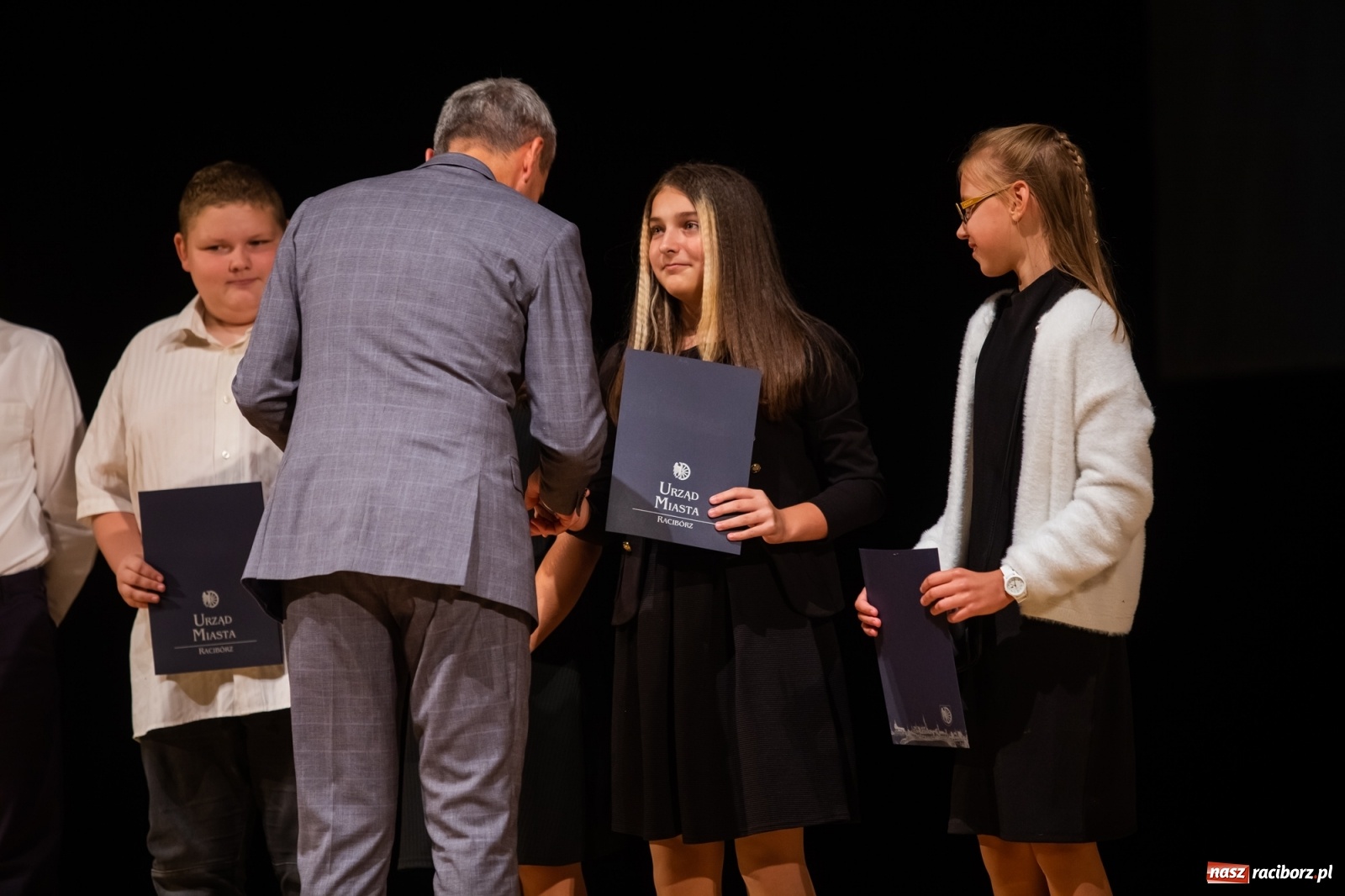 Zdjęcie w galerii na portalu naszraciborz.pl: Prymuski i prymusi raciborskich szkół z dyplomami od prezydenta [FOTO i WIDEO] wiadomości z regionu