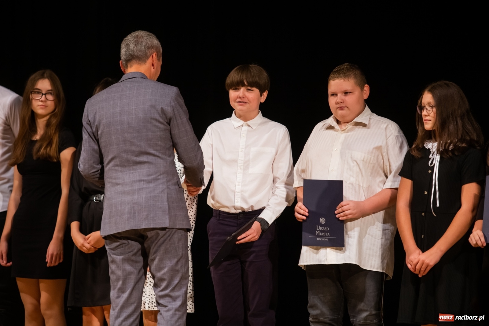 Zdjęcie w galerii na portalu naszraciborz.pl: Prymuski i prymusi raciborskich szkół z dyplomami od prezydenta [FOTO i WIDEO] wiadomości z regionu