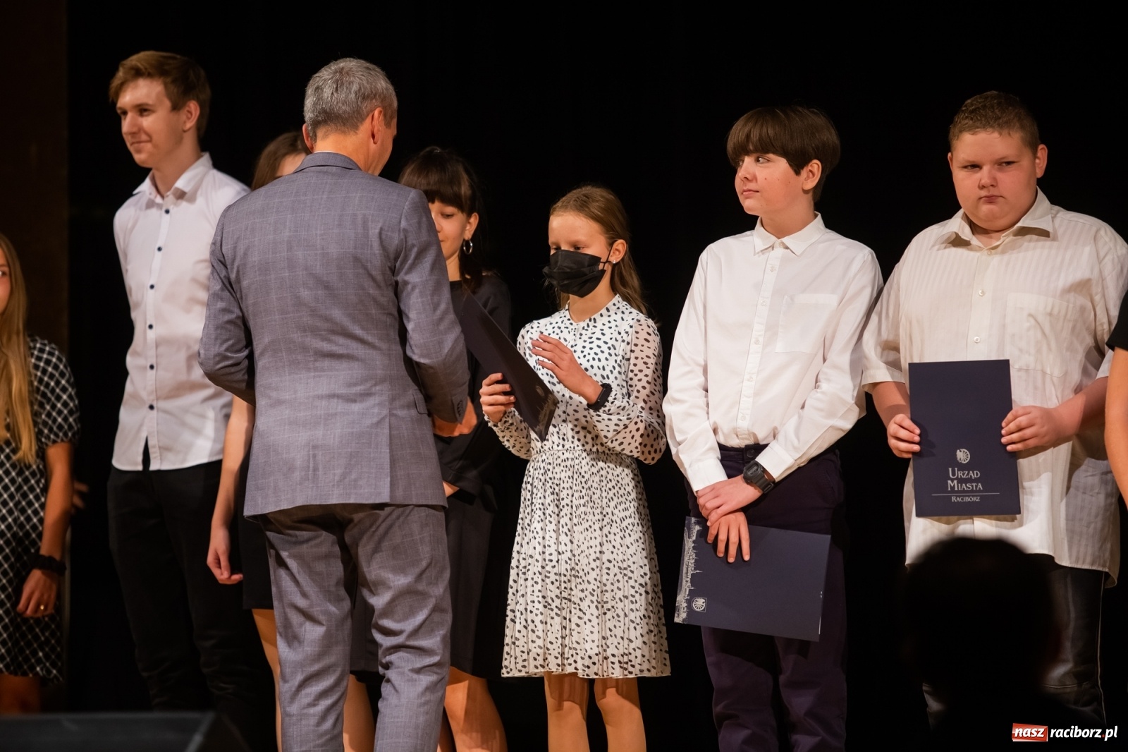 Zdjęcie w galerii na portalu naszraciborz.pl: Prymuski i prymusi raciborskich szkół z dyplomami od prezydenta [FOTO i WIDEO] wiadomości z regionu