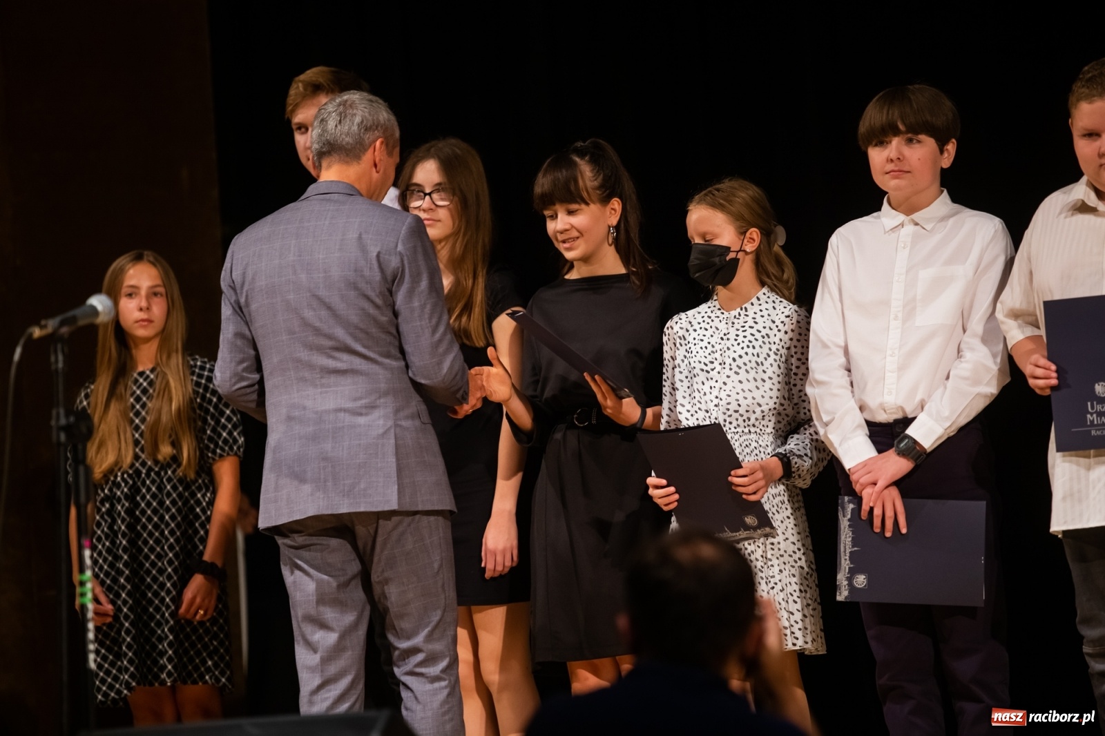 Zdjęcie w galerii na portalu naszraciborz.pl: Prymuski i prymusi raciborskich szkół z dyplomami od prezydenta [FOTO i WIDEO] wiadomości z regionu