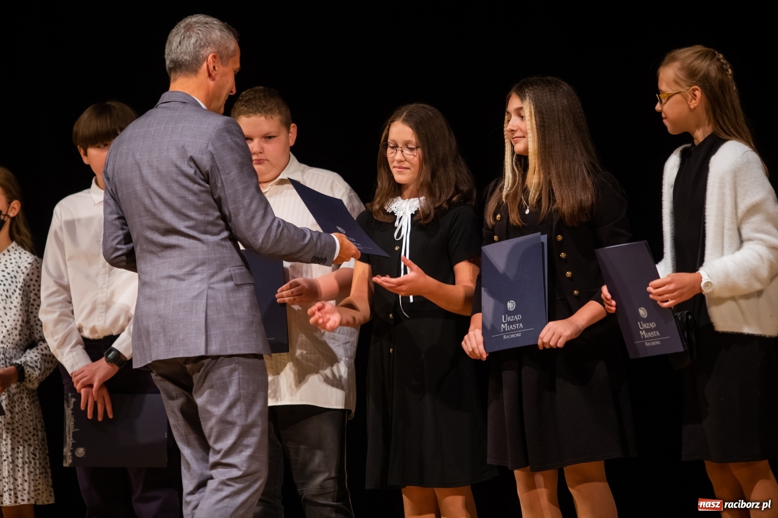 Zdjęcie w galerii na portalu naszraciborz.pl: Prymuski i prymusi raciborskich szkół z dyplomami od prezydenta [FOTO i WIDEO] wiadomości z regionu