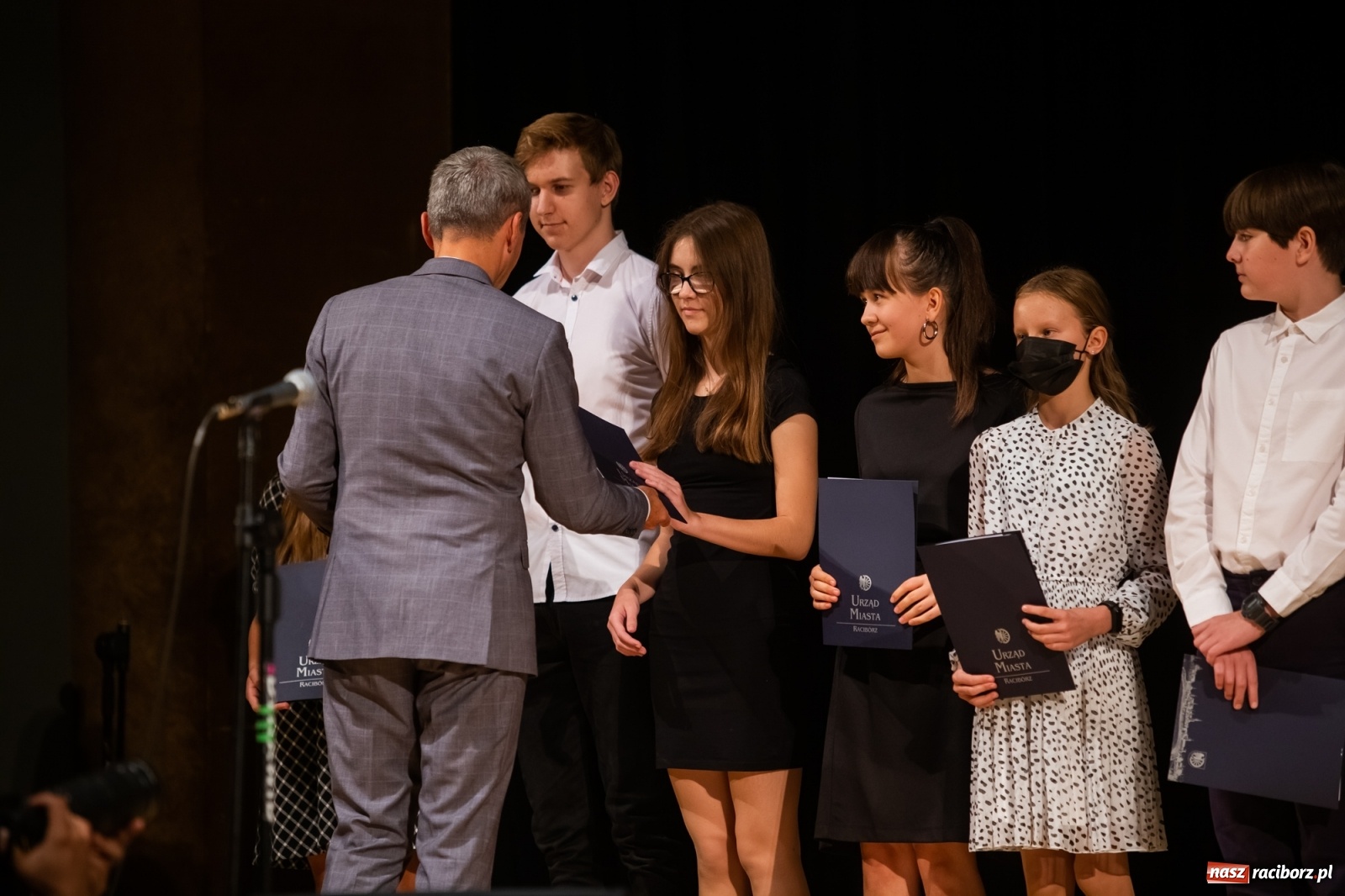 Zdjęcie w galerii na portalu naszraciborz.pl: Prymuski i prymusi raciborskich szkół z dyplomami od prezydenta [FOTO i WIDEO] wiadomości z regionu