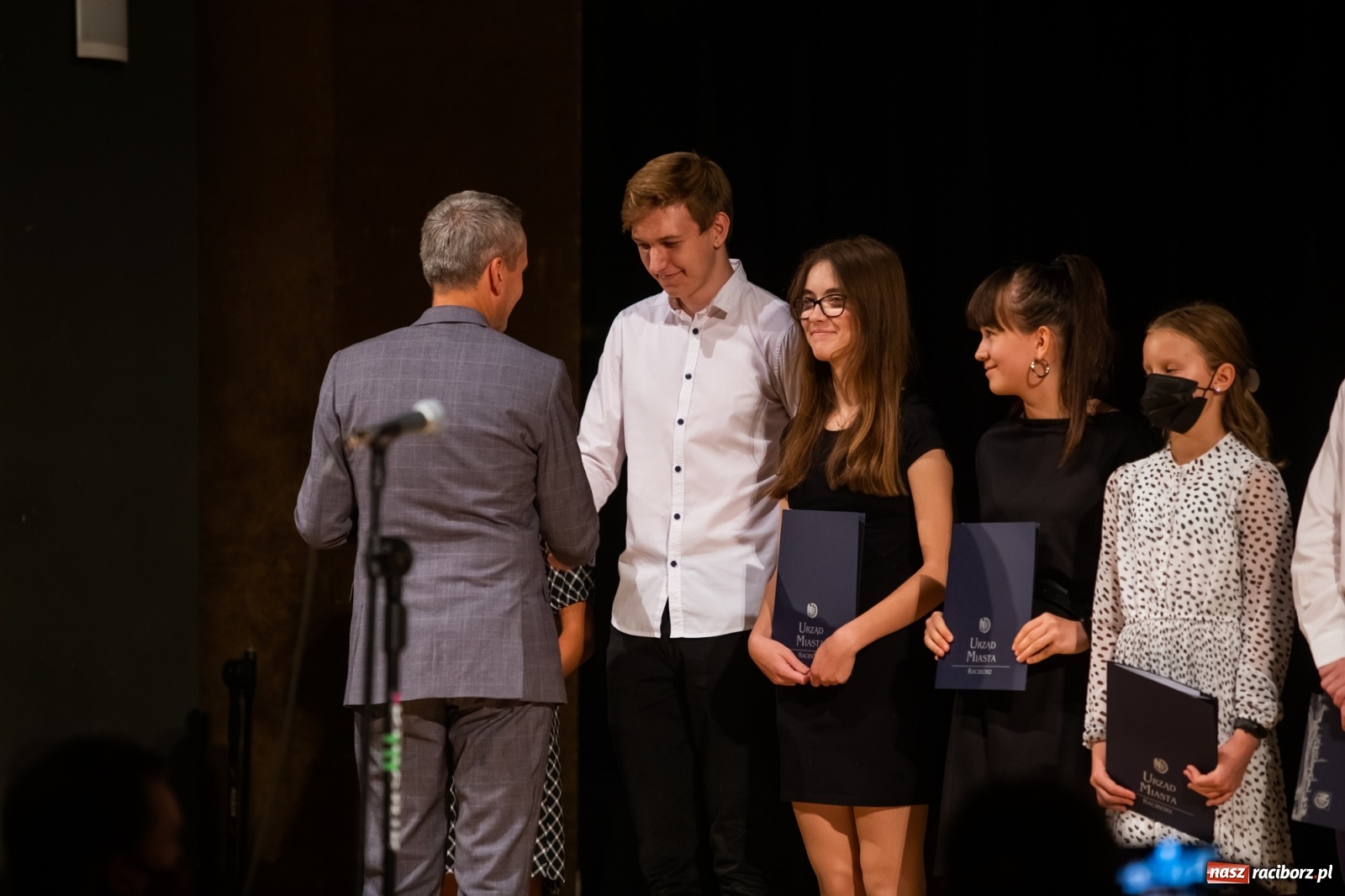 Zdjęcie w galerii na portalu naszraciborz.pl: Prymuski i prymusi raciborskich szkół z dyplomami od prezydenta [FOTO i WIDEO] wiadomości z regionu