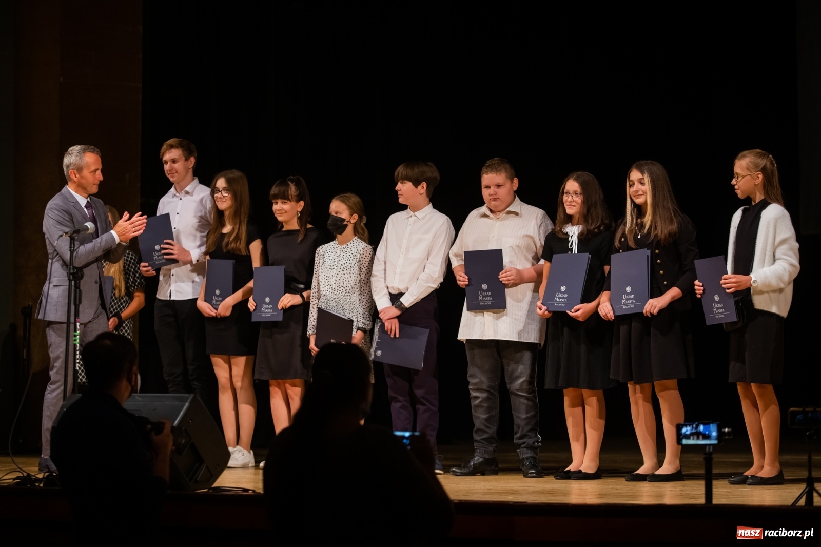 Zdjęcie w galerii na portalu naszraciborz.pl: Prymuski i prymusi raciborskich szkół z dyplomami od prezydenta [FOTO i WIDEO] wiadomości z regionu