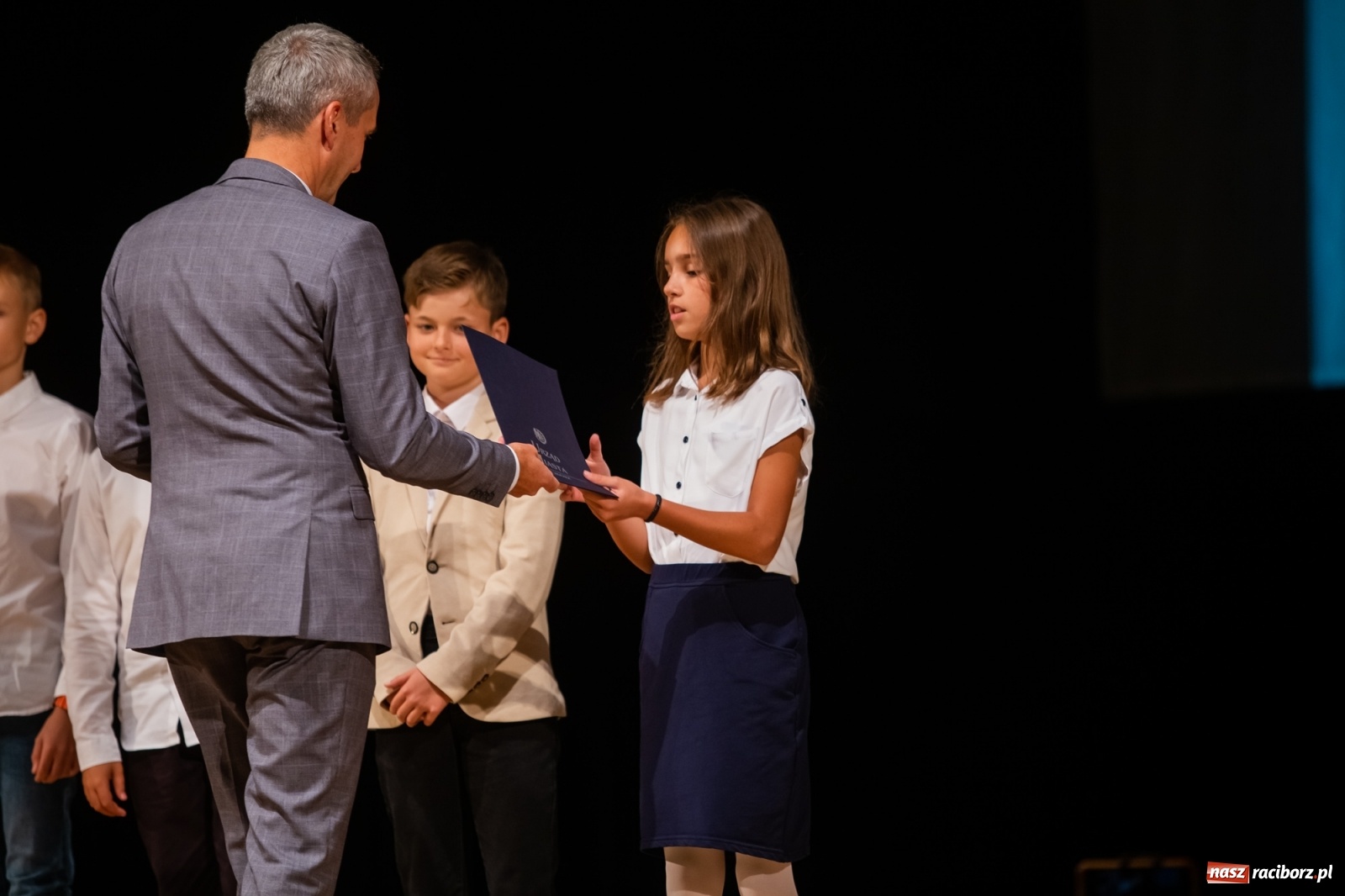 Zdjęcie w galerii na portalu naszraciborz.pl: Prymuski i prymusi raciborskich szkół z dyplomami od prezydenta [FOTO i WIDEO] wiadomości z regionu