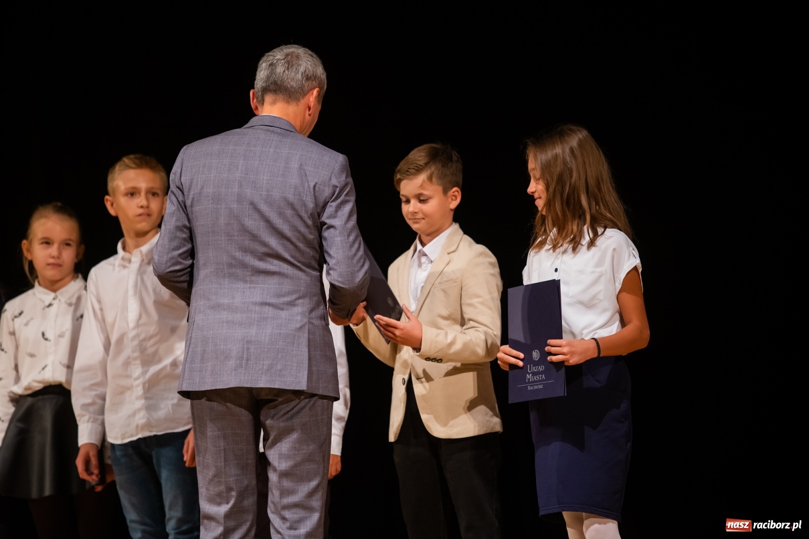 Zdjęcie w galerii na portalu naszraciborz.pl: Prymuski i prymusi raciborskich szkół z dyplomami od prezydenta [FOTO i WIDEO] wiadomości z regionu