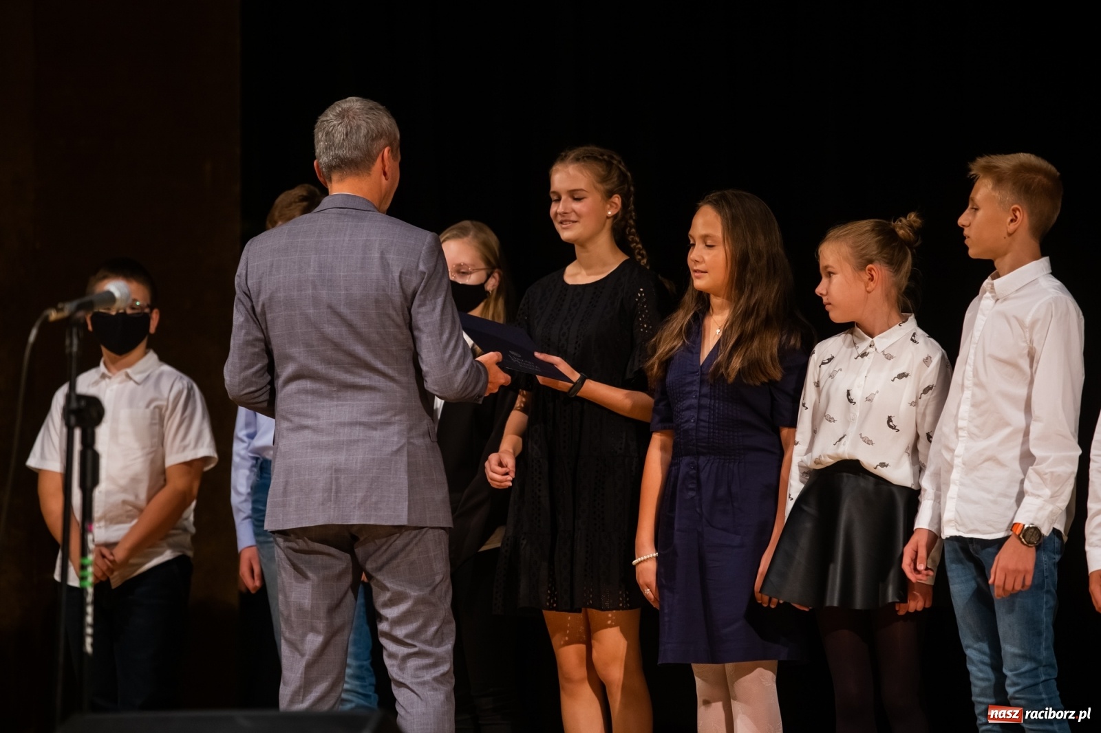 Zdjęcie w galerii na portalu naszraciborz.pl: Prymuski i prymusi raciborskich szkół z dyplomami od prezydenta [FOTO i WIDEO] wiadomości z regionu