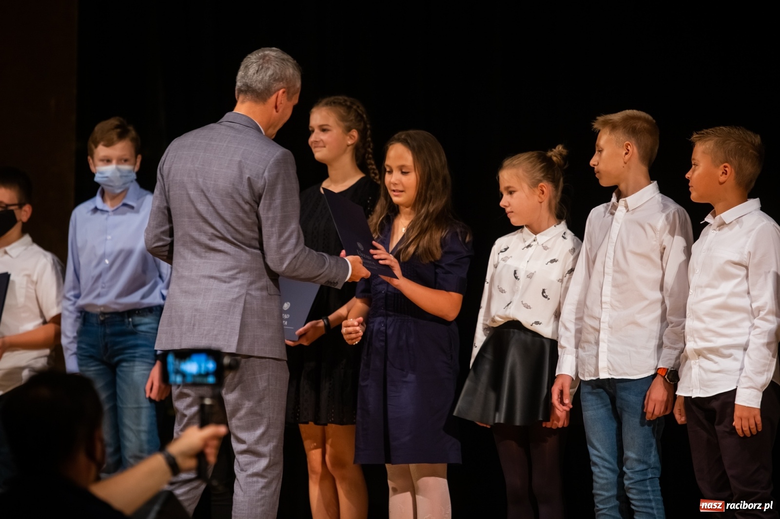 Zdjęcie w galerii na portalu naszraciborz.pl: Prymuski i prymusi raciborskich szkół z dyplomami od prezydenta [FOTO i WIDEO] wiadomości z regionu