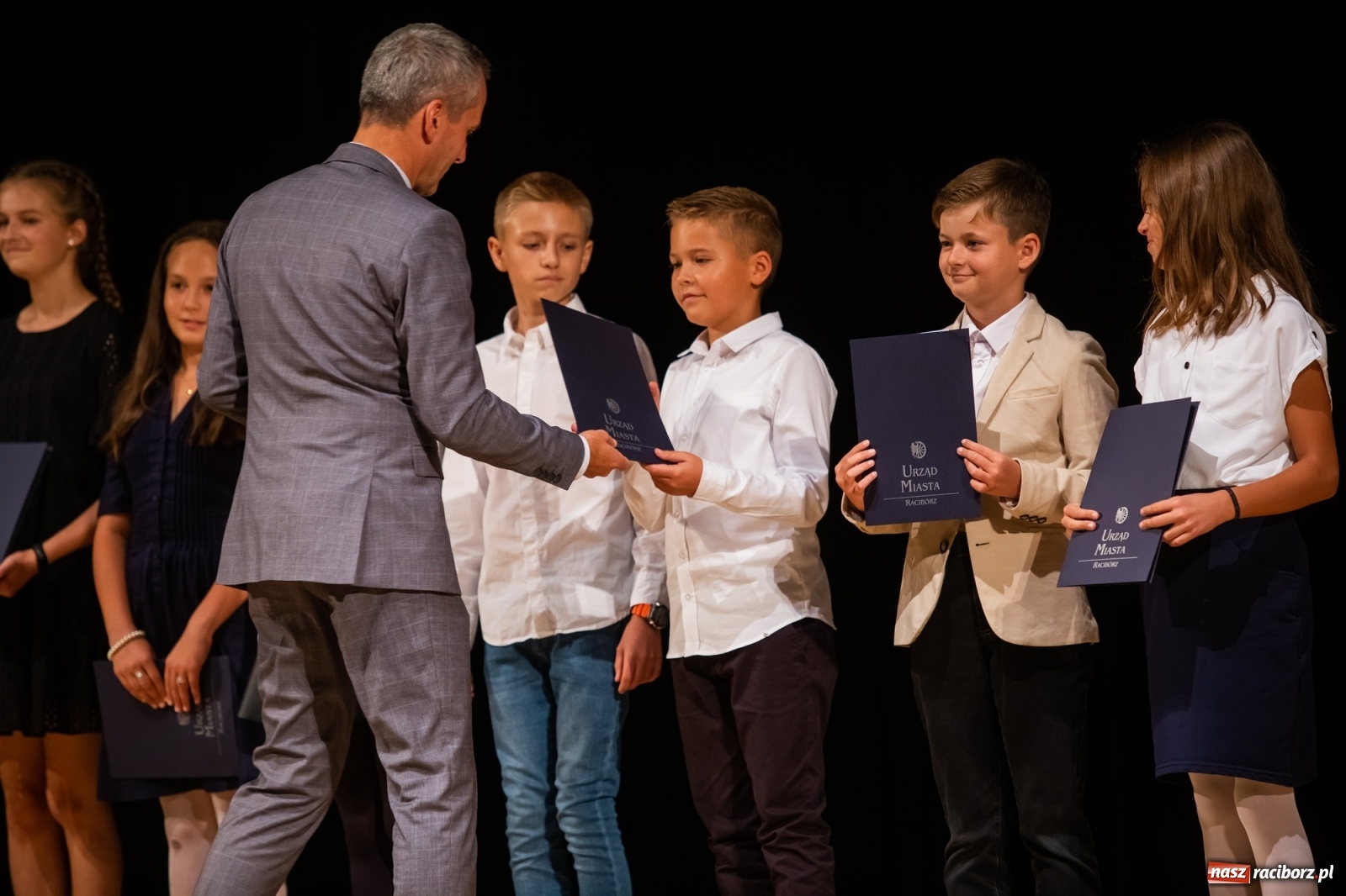 Zdjęcie w galerii na portalu naszraciborz.pl: Prymuski i prymusi raciborskich szkół z dyplomami od prezydenta [FOTO i WIDEO] wiadomości z regionu