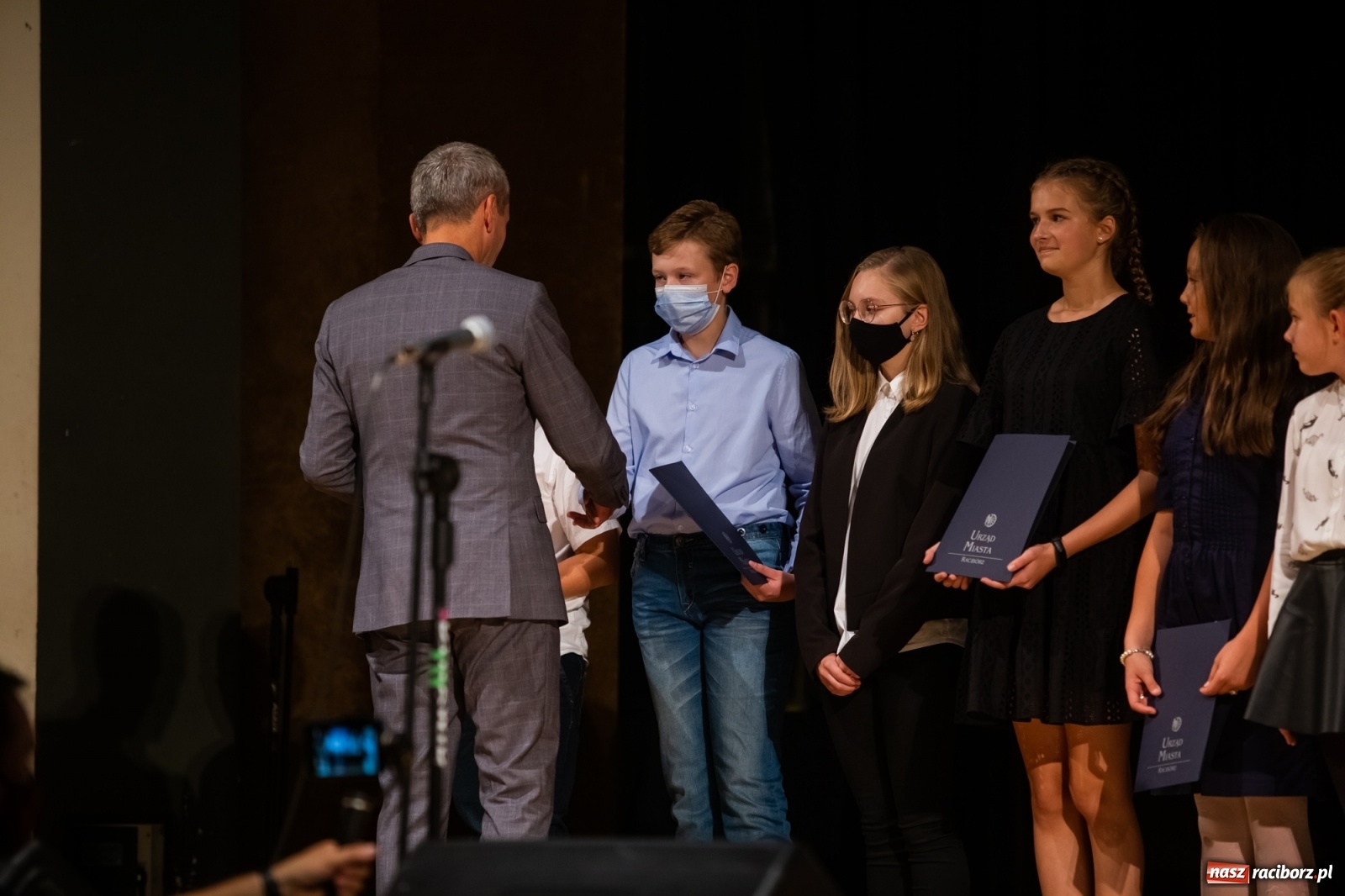 Zdjęcie w galerii na portalu naszraciborz.pl: Prymuski i prymusi raciborskich szkół z dyplomami od prezydenta [FOTO i WIDEO] wiadomości z regionu