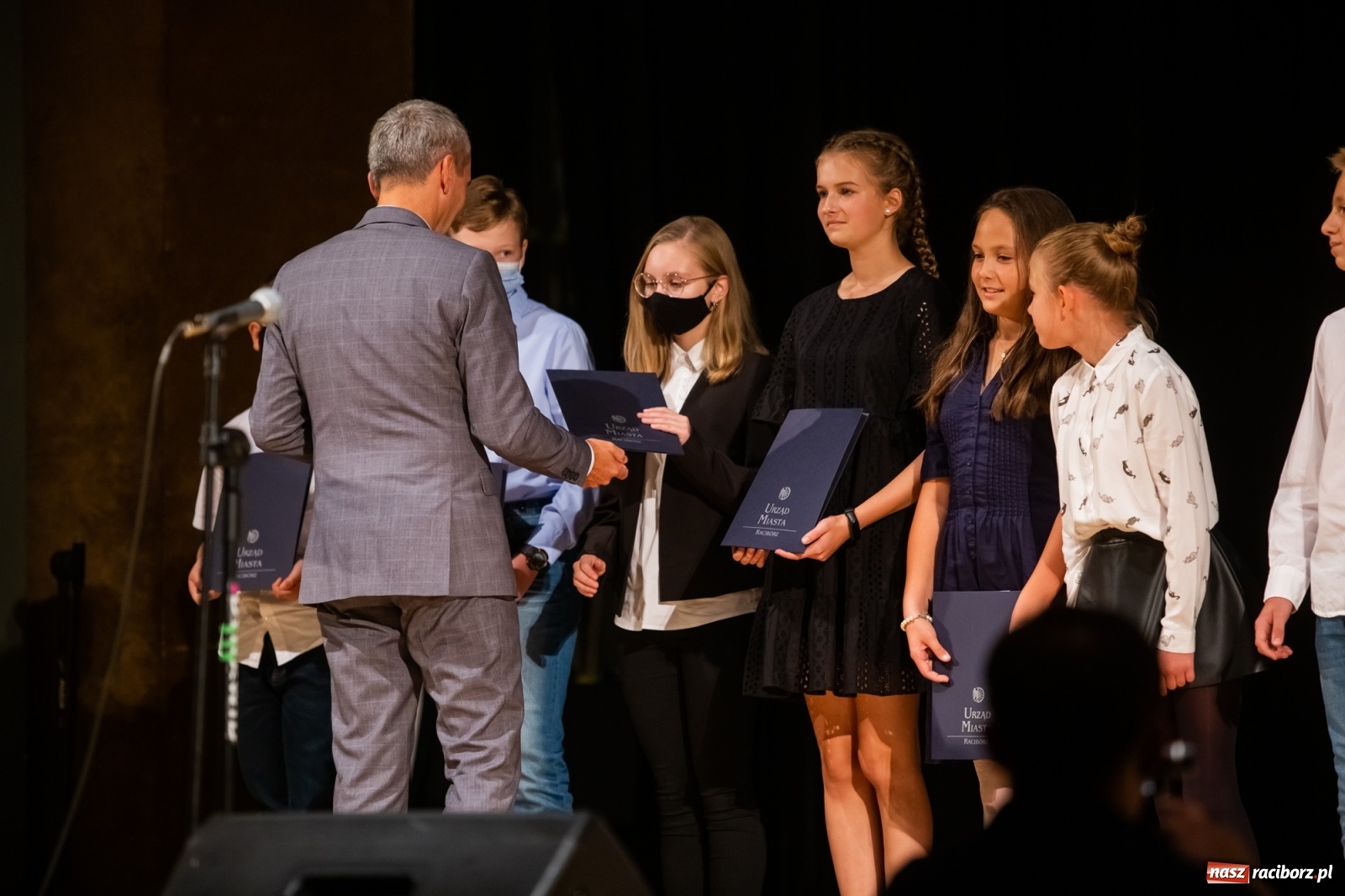 Zdjęcie w galerii na portalu naszraciborz.pl: Prymuski i prymusi raciborskich szkół z dyplomami od prezydenta [FOTO i WIDEO] wiadomości z regionu