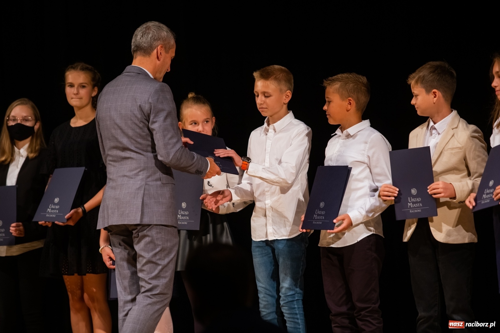 Zdjęcie w galerii na portalu naszraciborz.pl: Prymuski i prymusi raciborskich szkół z dyplomami od prezydenta [FOTO i WIDEO] wiadomości z regionu