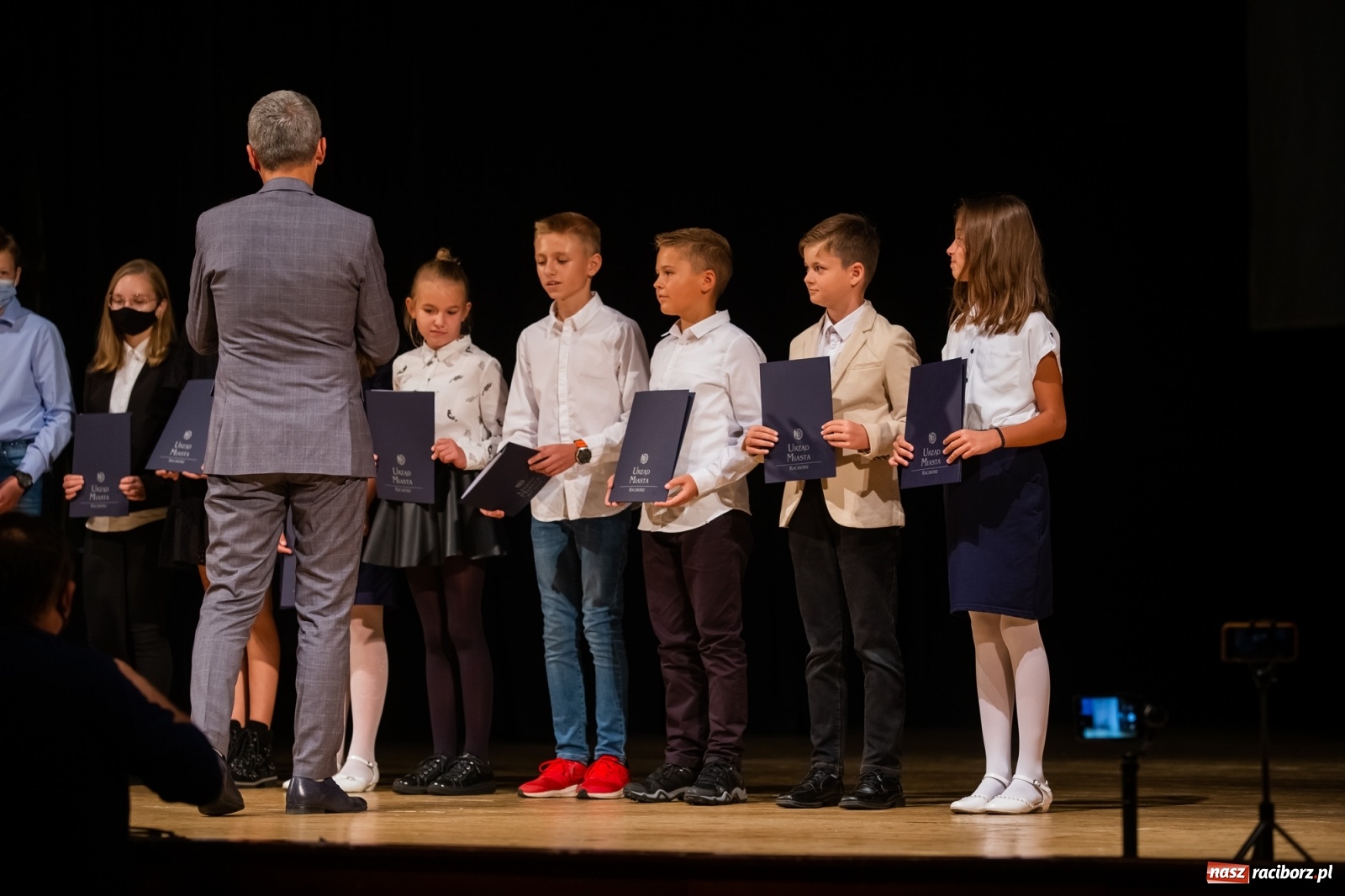 Zdjęcie w galerii na portalu naszraciborz.pl: Prymuski i prymusi raciborskich szkół z dyplomami od prezydenta [FOTO i WIDEO] wiadomości z regionu