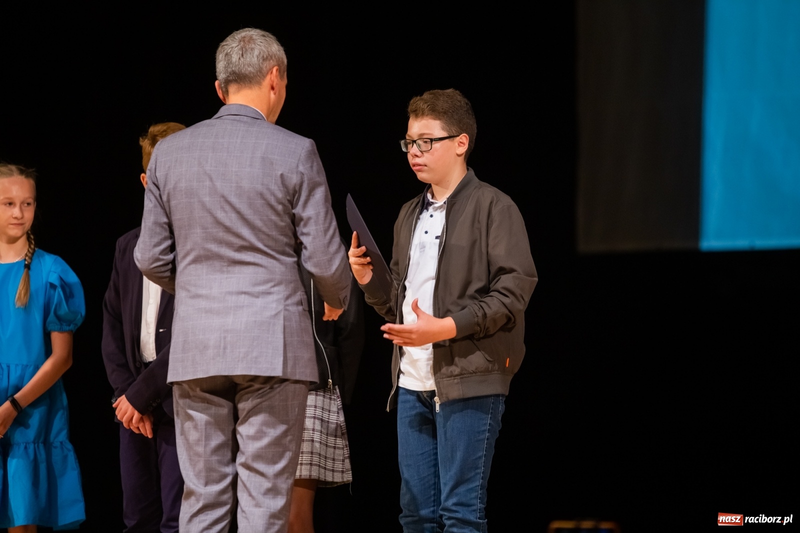 Zdjęcie w galerii na portalu naszraciborz.pl: Prymuski i prymusi raciborskich szkół z dyplomami od prezydenta [FOTO i WIDEO] wiadomości z regionu