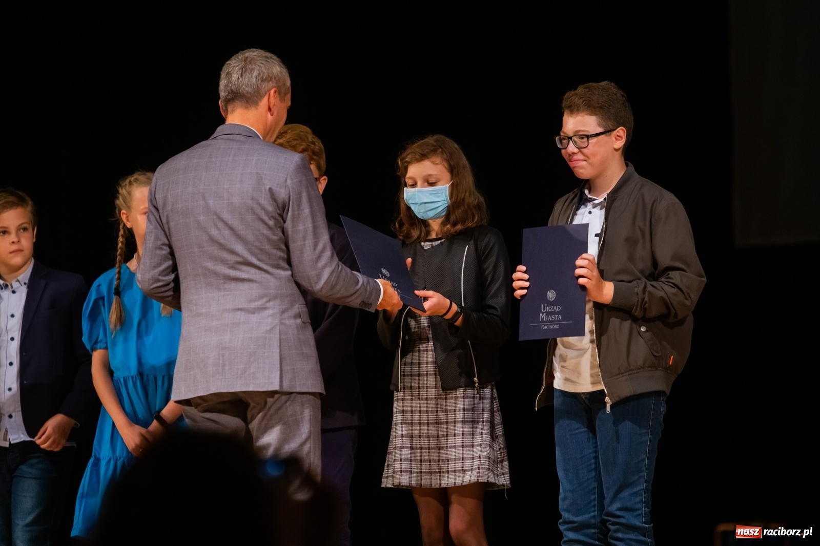 Zdjęcie w galerii na portalu naszraciborz.pl: Prymuski i prymusi raciborskich szkół z dyplomami od prezydenta [FOTO i WIDEO] wiadomości z regionu