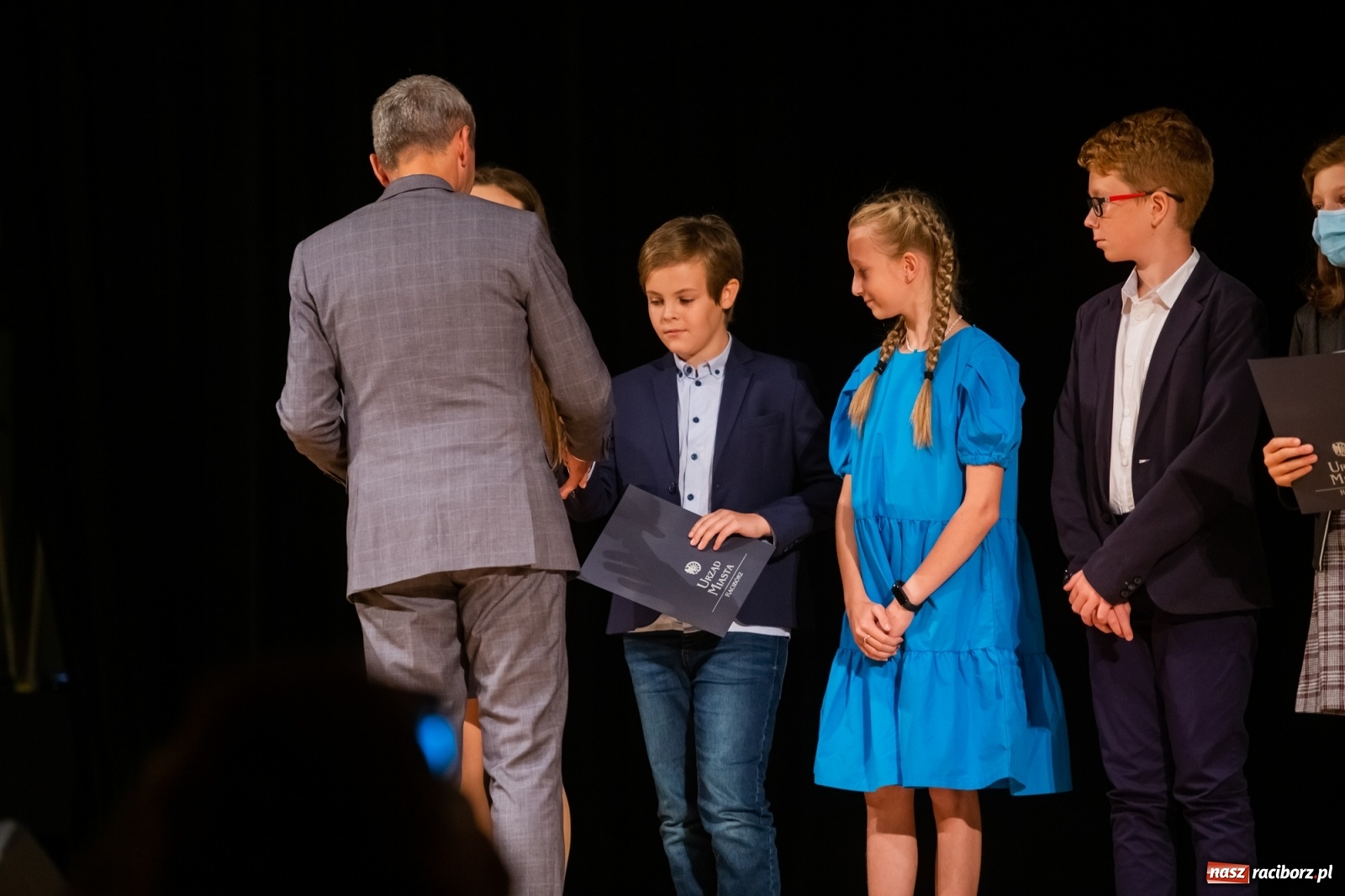 Zdjęcie w galerii na portalu naszraciborz.pl: Prymuski i prymusi raciborskich szkół z dyplomami od prezydenta [FOTO i WIDEO] wiadomości z regionu