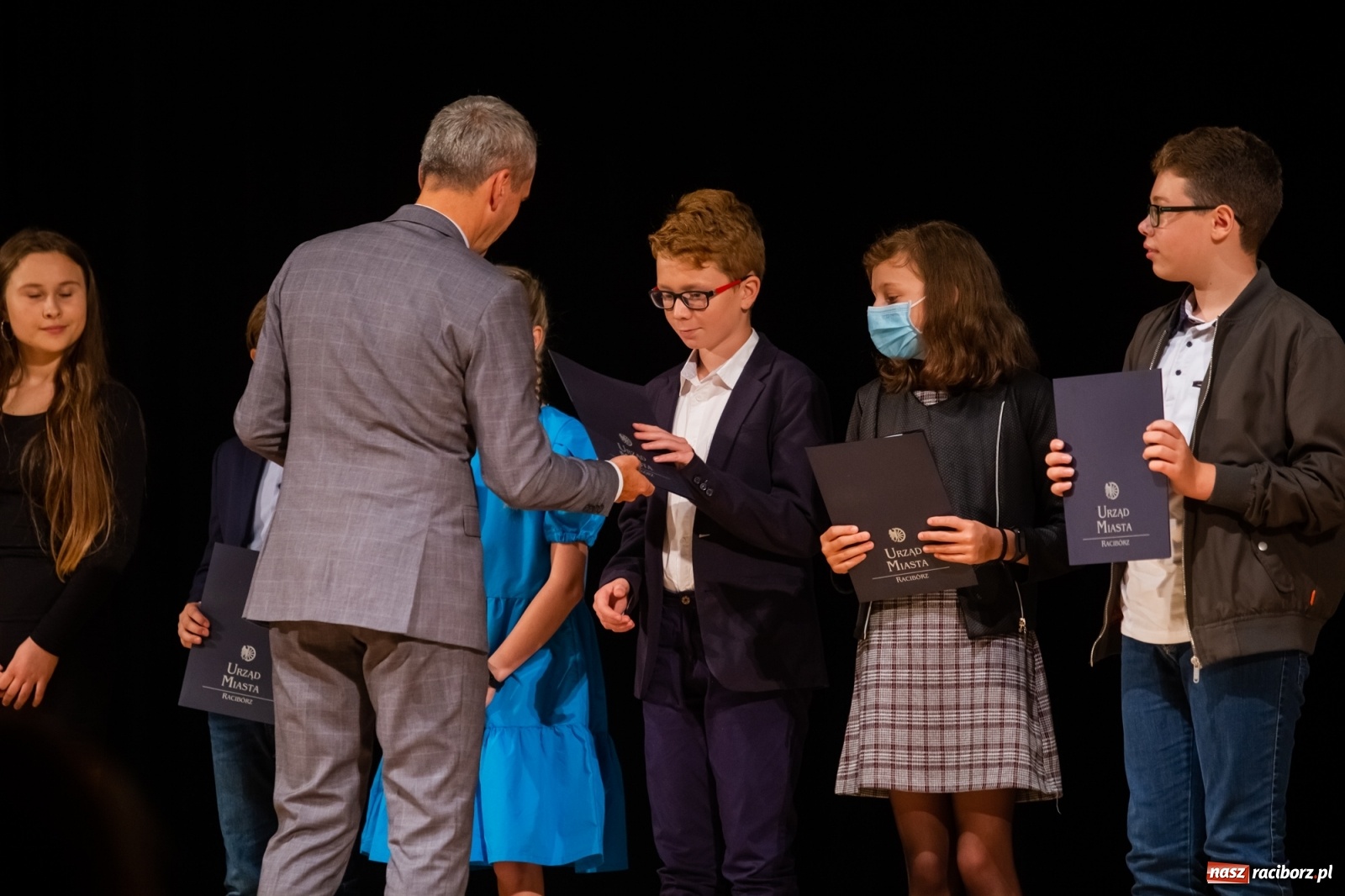 Zdjęcie w galerii na portalu naszraciborz.pl: Prymuski i prymusi raciborskich szkół z dyplomami od prezydenta [FOTO i WIDEO] wiadomości z regionu