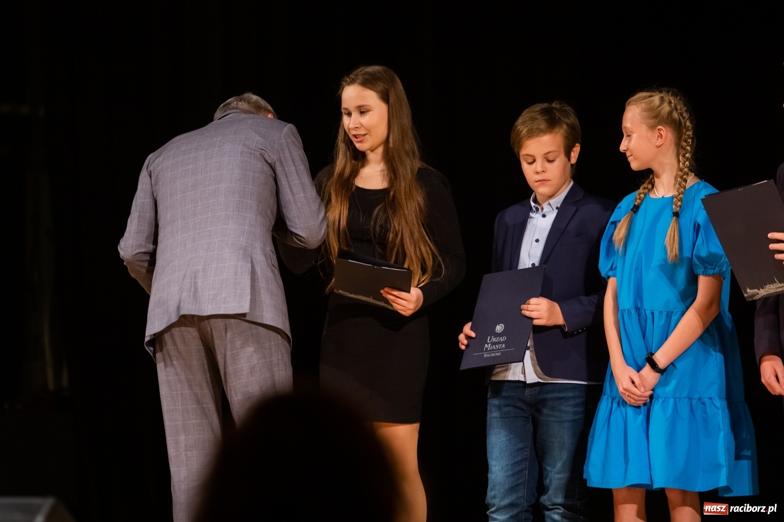 Zdjęcie w galerii na portalu naszraciborz.pl: Prymuski i prymusi raciborskich szkół z dyplomami od prezydenta [FOTO i WIDEO] wiadomości z regionu