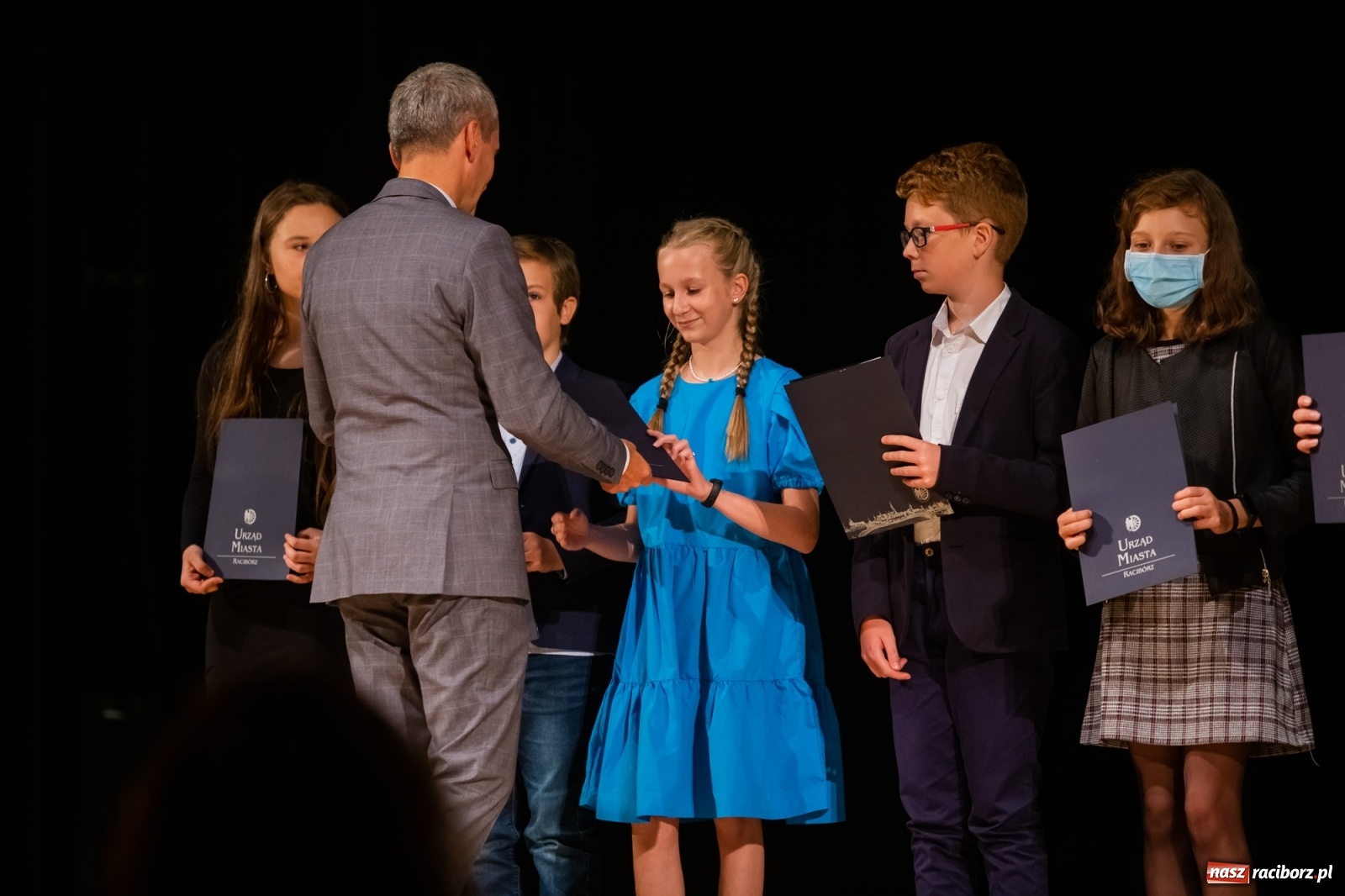 Zdjęcie w galerii na portalu naszraciborz.pl: Prymuski i prymusi raciborskich szkół z dyplomami od prezydenta [FOTO i WIDEO] wiadomości z regionu