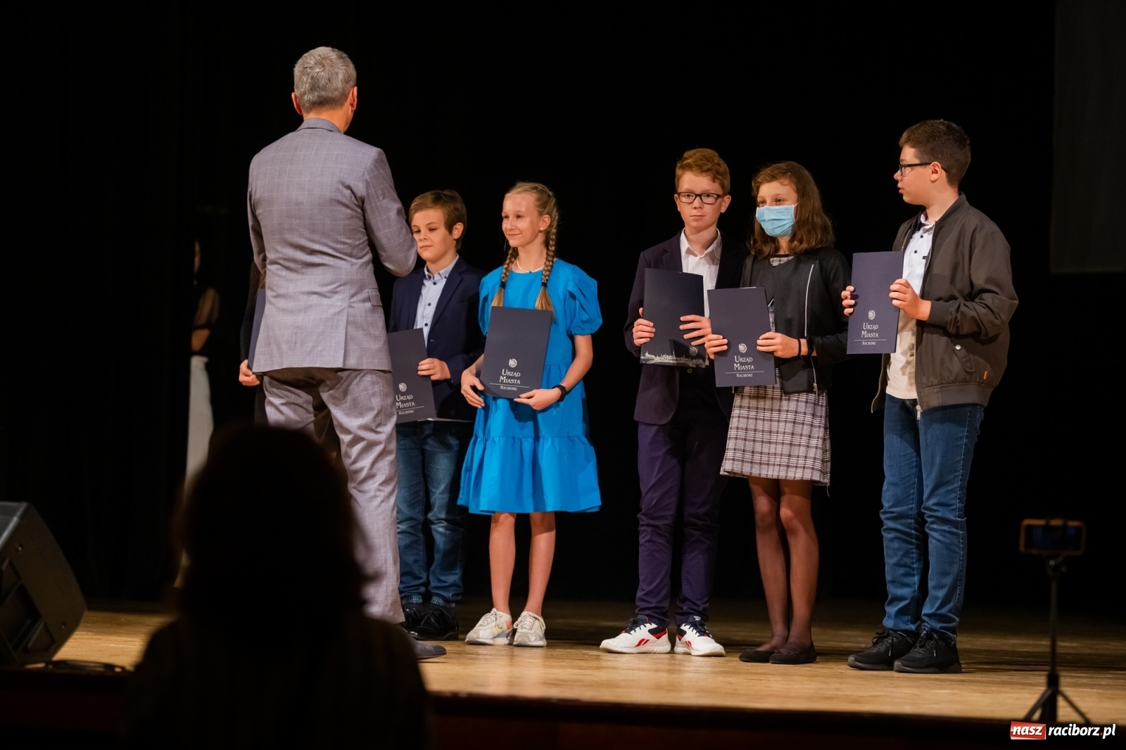 Zdjęcie w galerii na portalu naszraciborz.pl: Prymuski i prymusi raciborskich szkół z dyplomami od prezydenta [FOTO i WIDEO] wiadomości z regionu