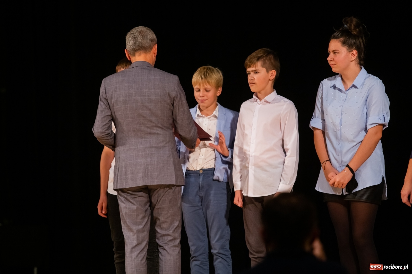 Zdjęcie w galerii na portalu naszraciborz.pl: Prymuski i prymusi raciborskich szkół z dyplomami od prezydenta [FOTO i WIDEO] wiadomości z regionu