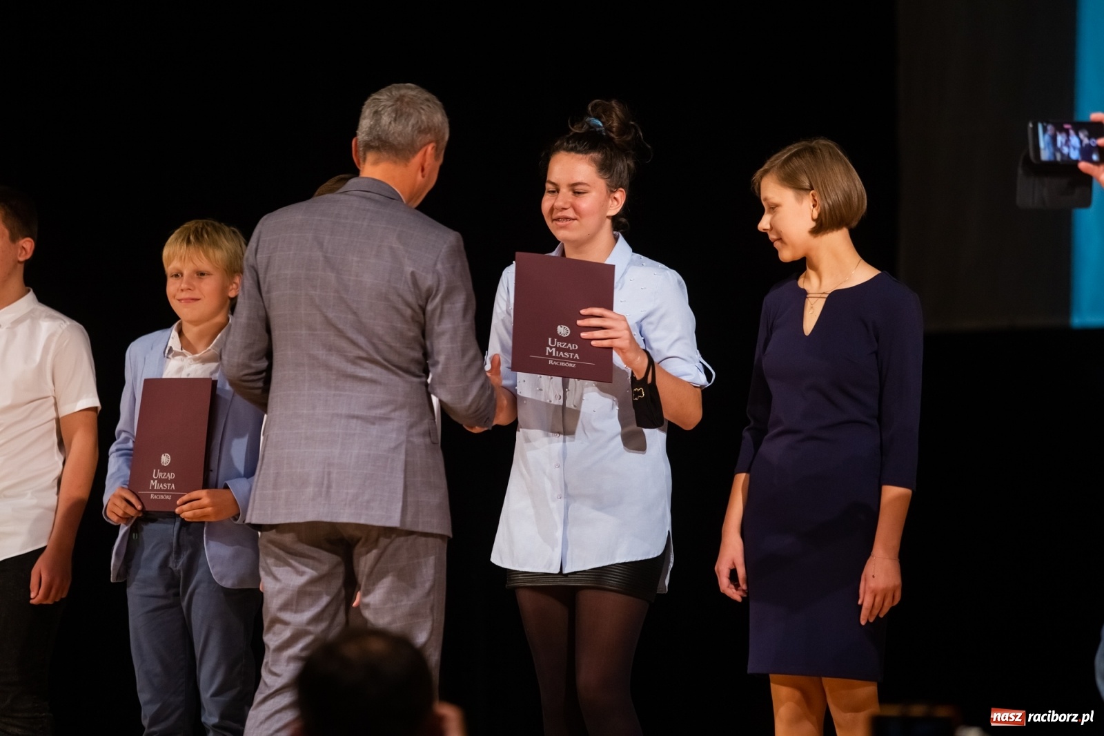 Zdjęcie w galerii na portalu naszraciborz.pl: Prymuski i prymusi raciborskich szkół z dyplomami od prezydenta [FOTO i WIDEO] wiadomości z regionu