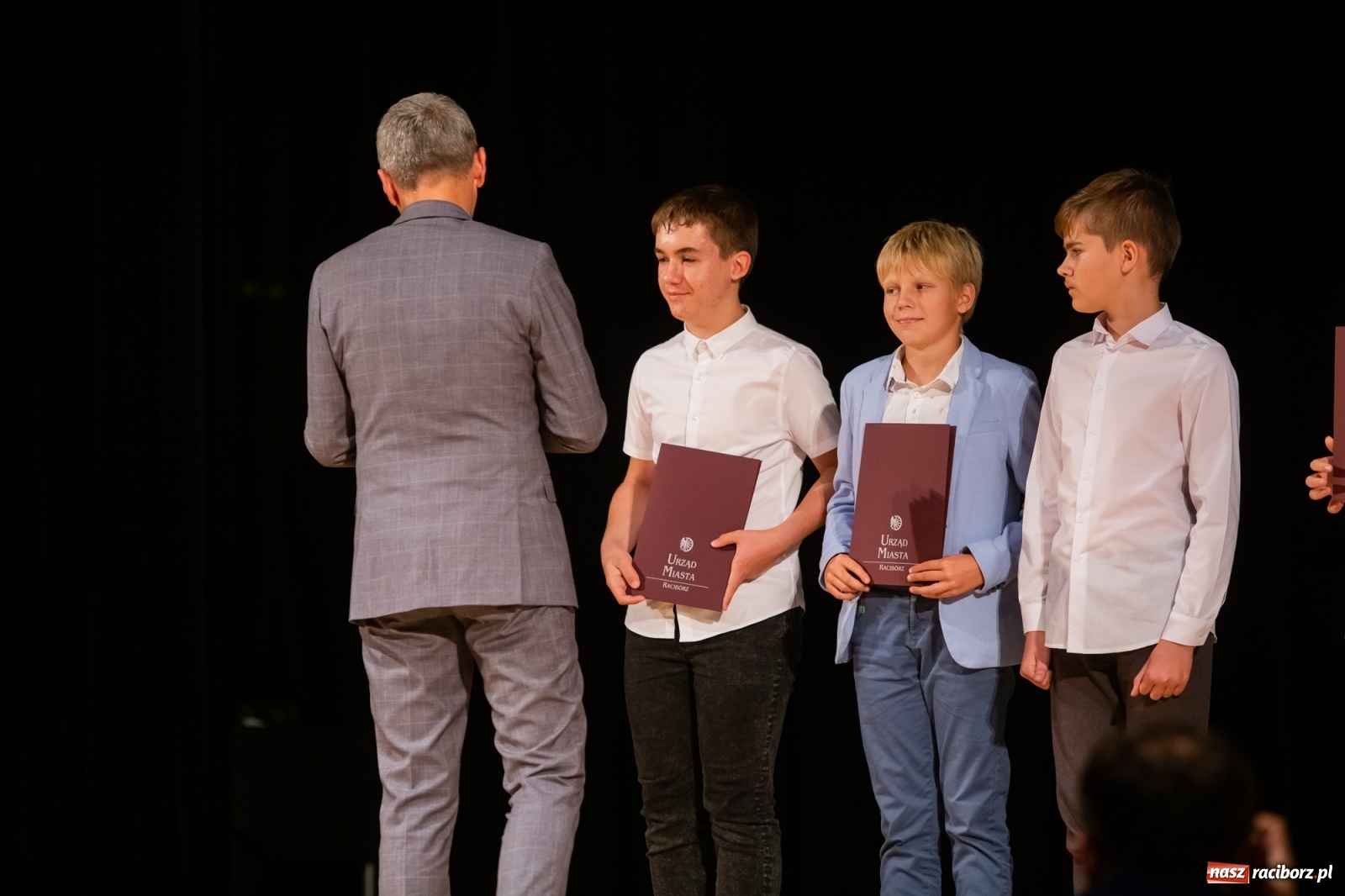 Zdjęcie w galerii na portalu naszraciborz.pl: Prymuski i prymusi raciborskich szkół z dyplomami od prezydenta [FOTO i WIDEO] wiadomości z regionu