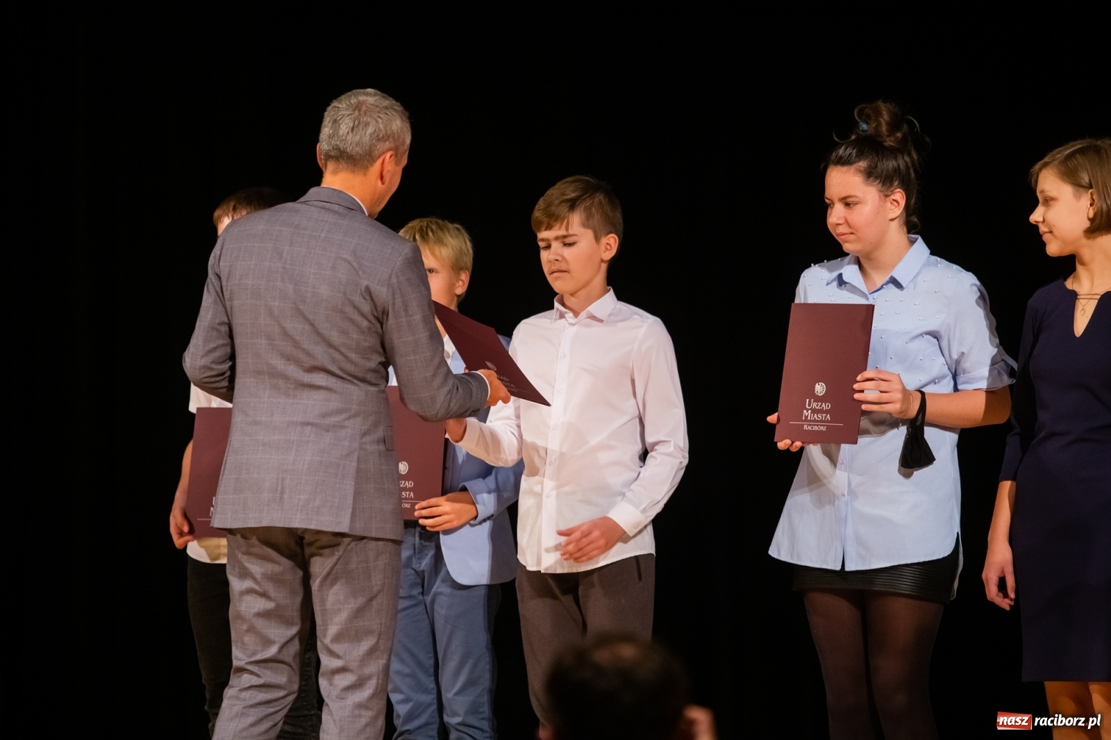 Zdjęcie w galerii na portalu naszraciborz.pl: Prymuski i prymusi raciborskich szkół z dyplomami od prezydenta [FOTO i WIDEO] wiadomości z regionu