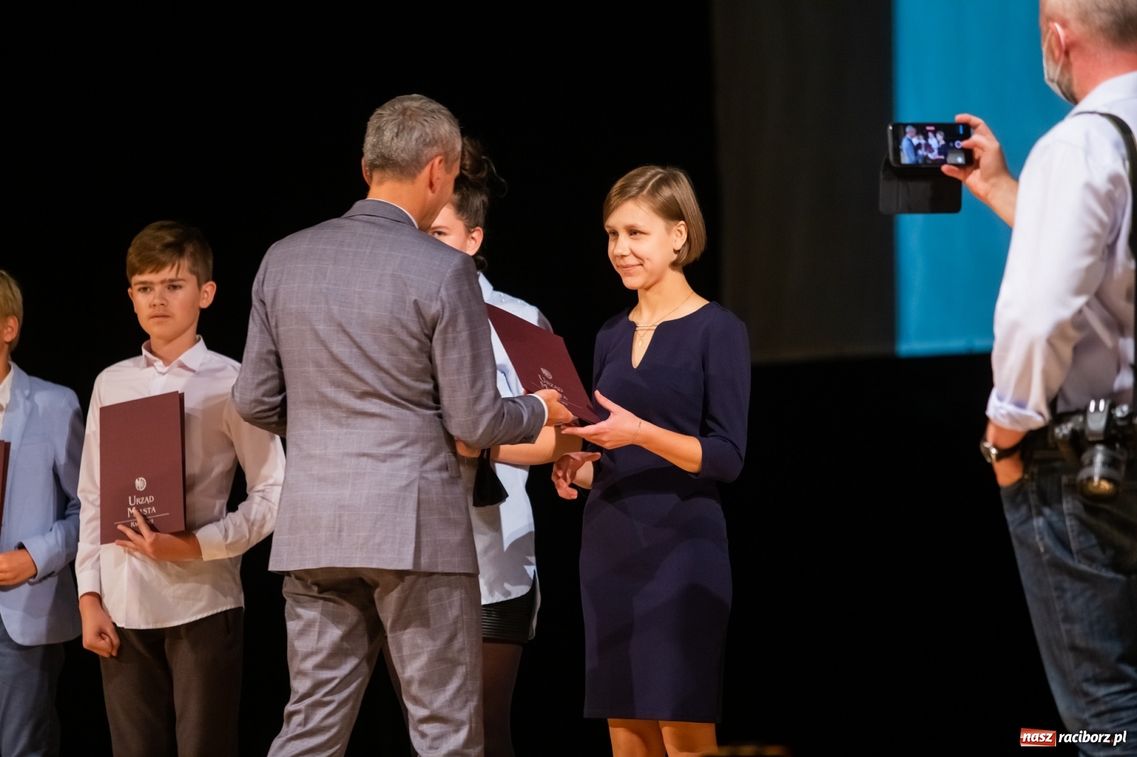 Zdjęcie w galerii na portalu naszraciborz.pl: Prymuski i prymusi raciborskich szkół z dyplomami od prezydenta [FOTO i WIDEO] wiadomości z regionu