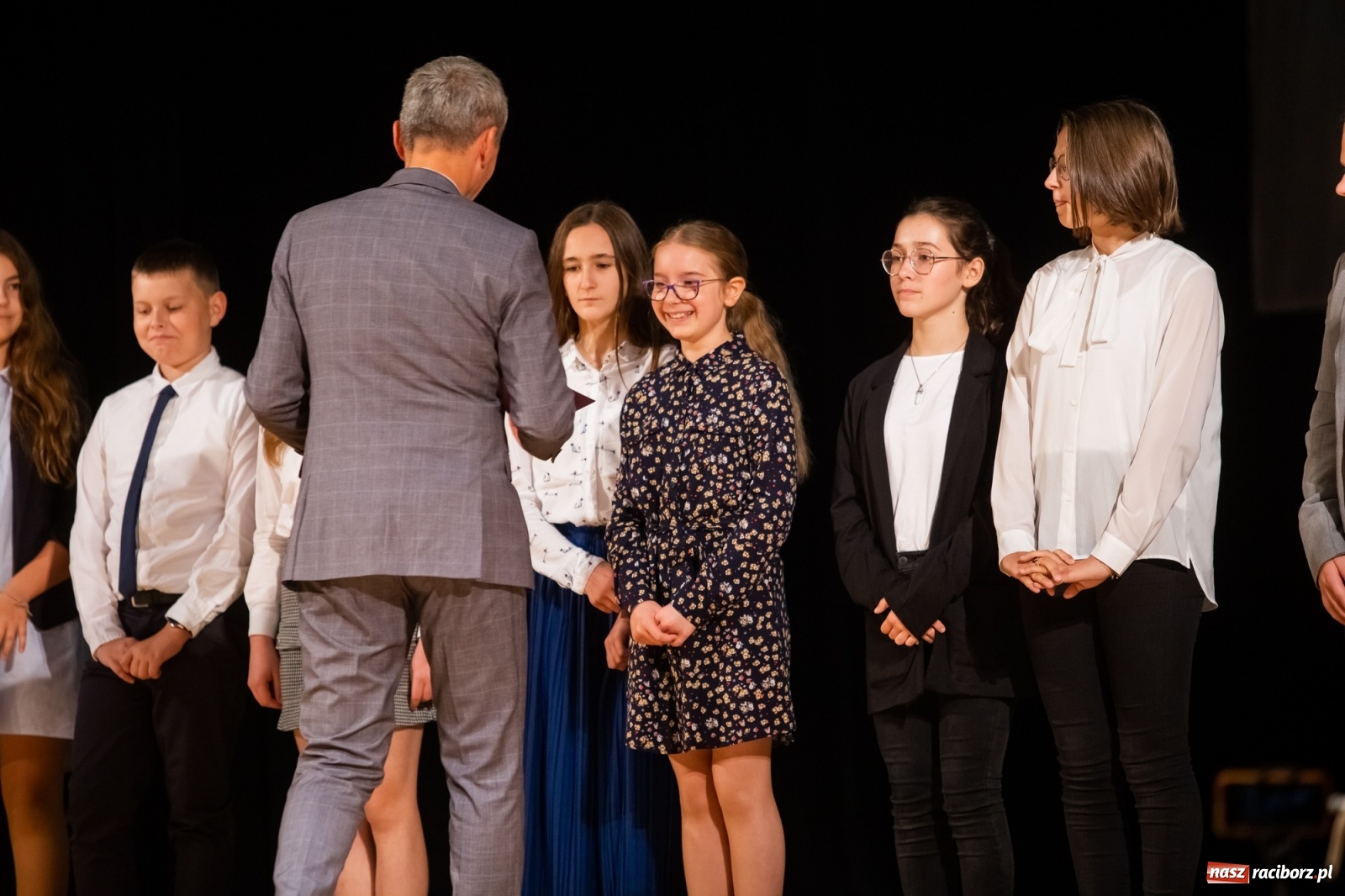 Zdjęcie w galerii na portalu naszraciborz.pl: Prymuski i prymusi raciborskich szkół z dyplomami od prezydenta [FOTO i WIDEO] wiadomości z regionu