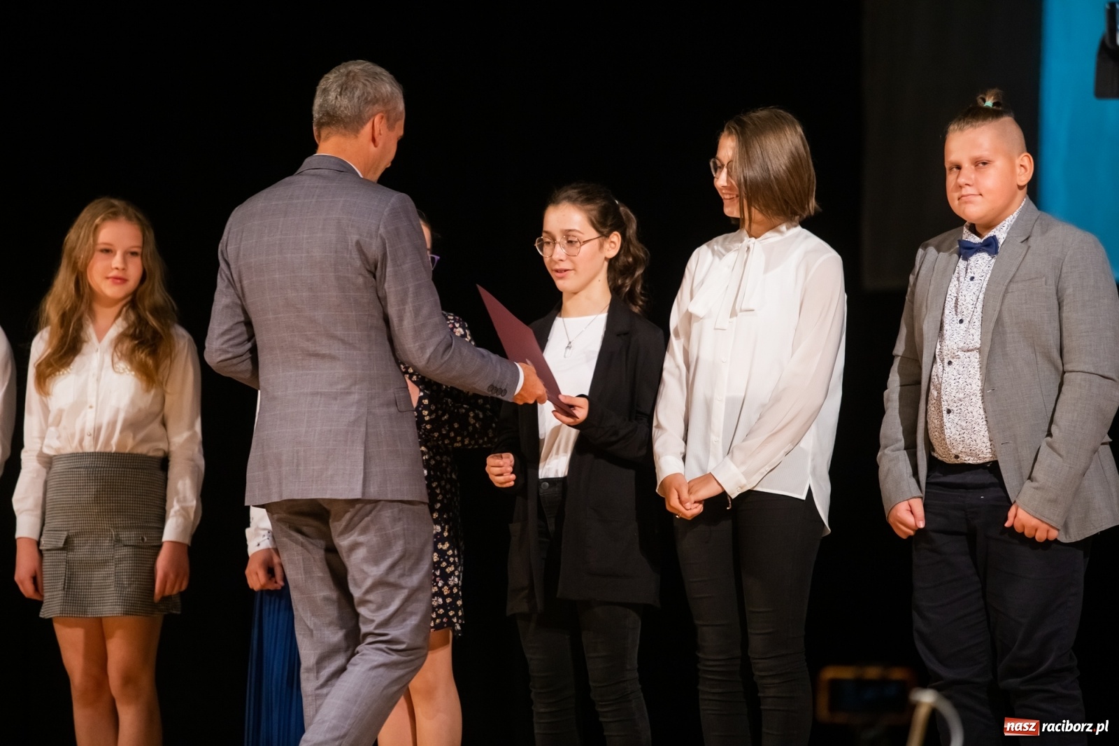 Zdjęcie w galerii na portalu naszraciborz.pl: Prymuski i prymusi raciborskich szkół z dyplomami od prezydenta [FOTO i WIDEO] wiadomości z regionu