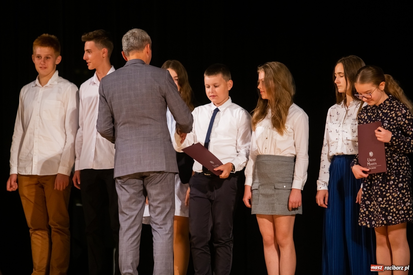 Zdjęcie w galerii na portalu naszraciborz.pl: Prymuski i prymusi raciborskich szkół z dyplomami od prezydenta [FOTO i WIDEO] wiadomości z regionu